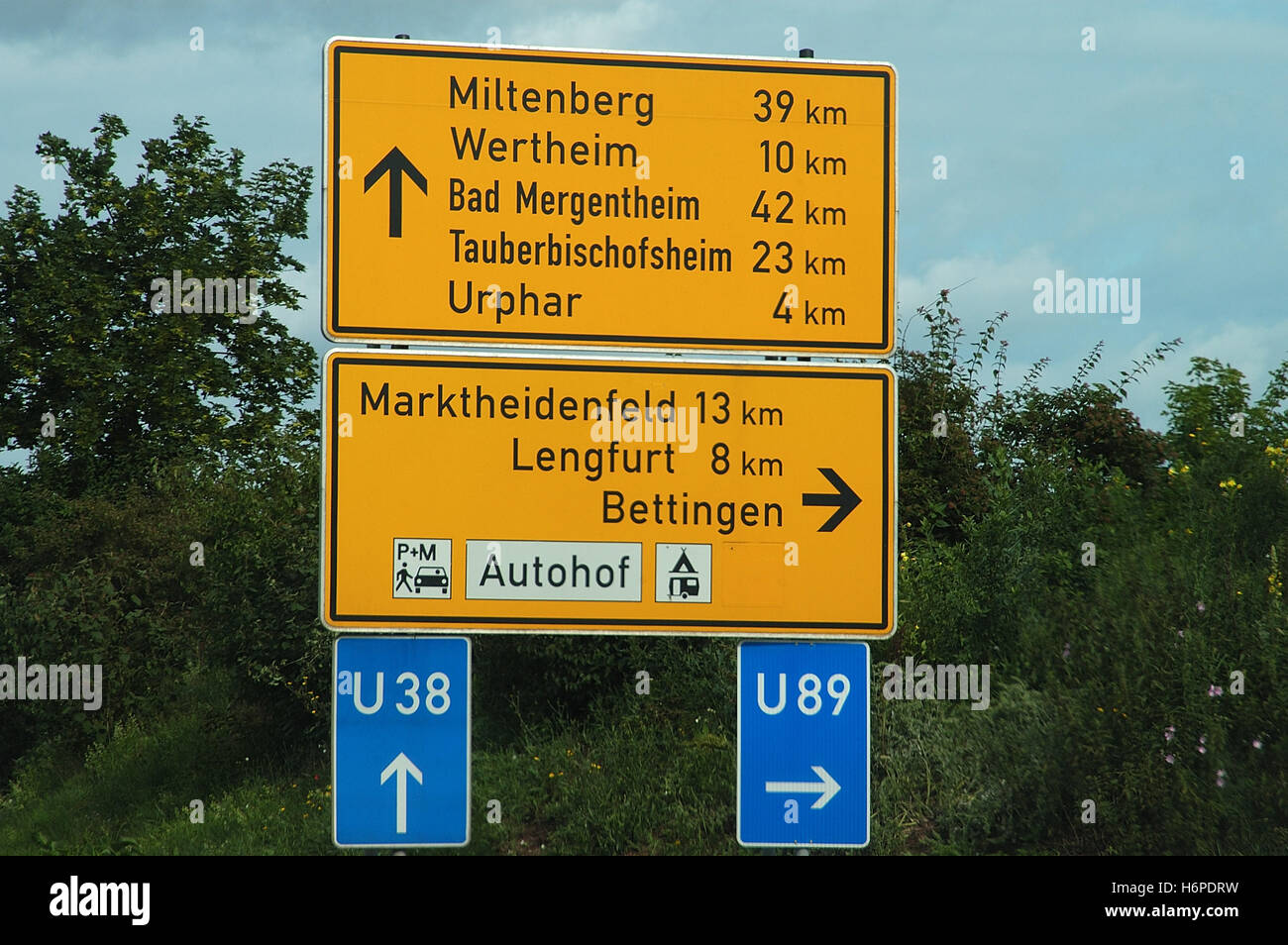 Information board sign panneaux panneau direction villes signal par kilomètre de route indiquant les distances information board Banque D'Images