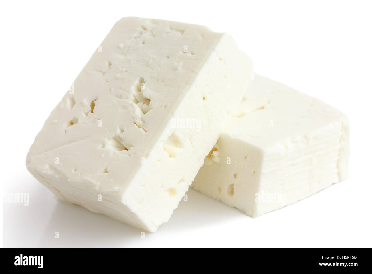 Bloc de fromage feta grecque isolé sur blanc. Banque D'Images