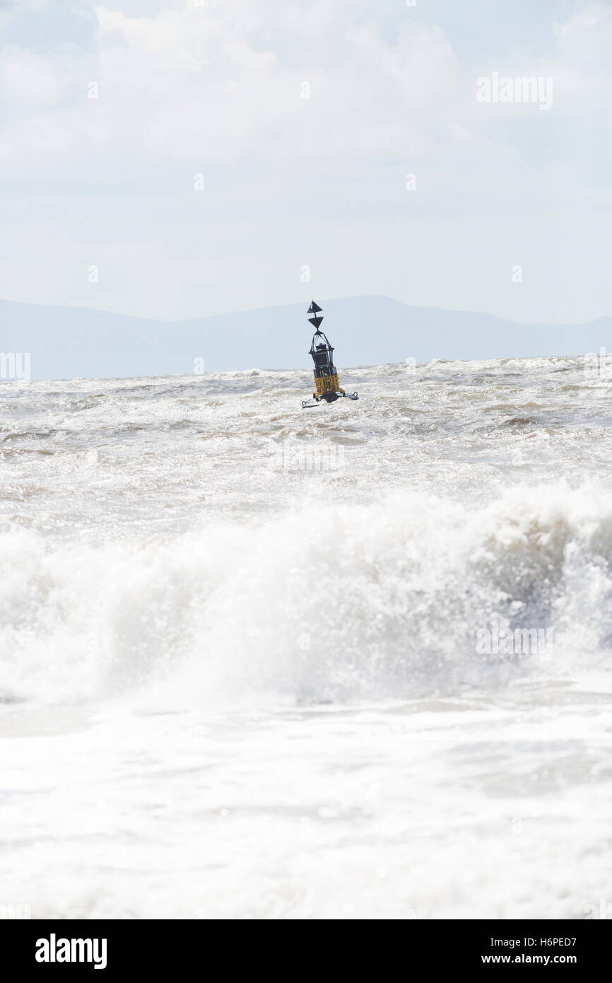 Bouée cardinale dans une mer Banque D'Images