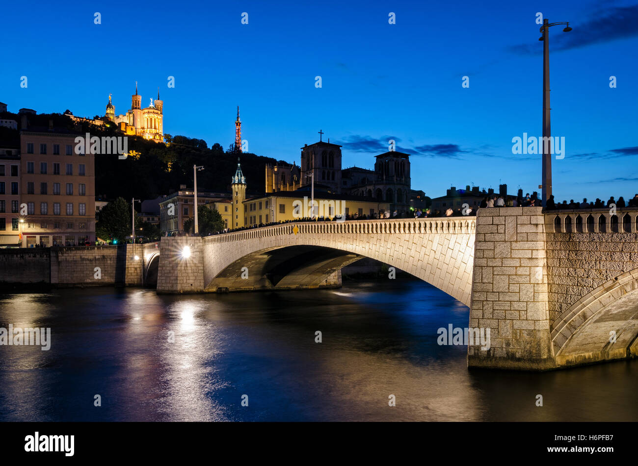 Lyon (France) Notre-Dame de Fourvière et pont Bonaparte à l'heure bleue Banque D'Images