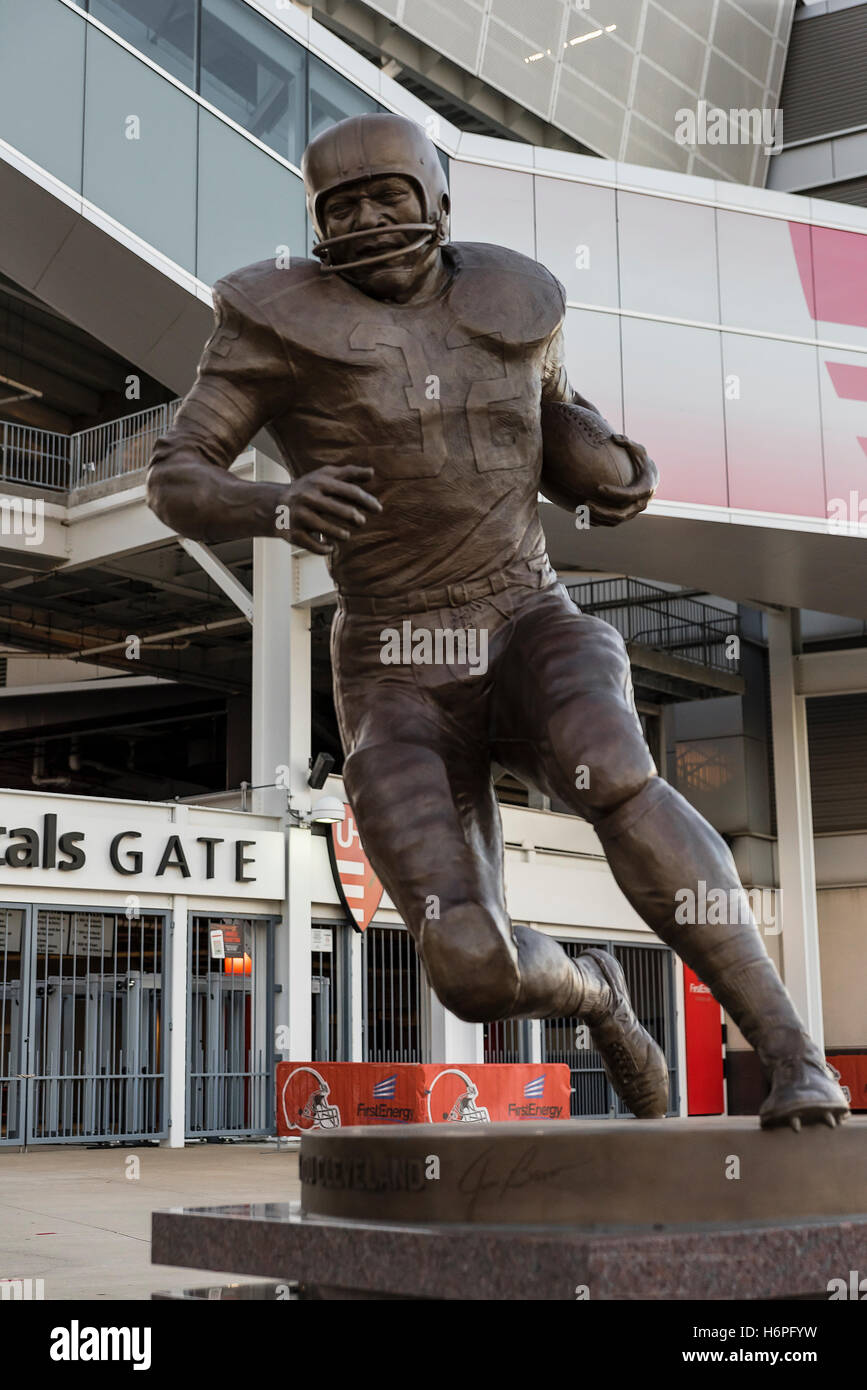 La sculpture commémorative de running back Jim Brown au stade FirstEnergy, Cleveland, Ohio, USA. Banque D'Images