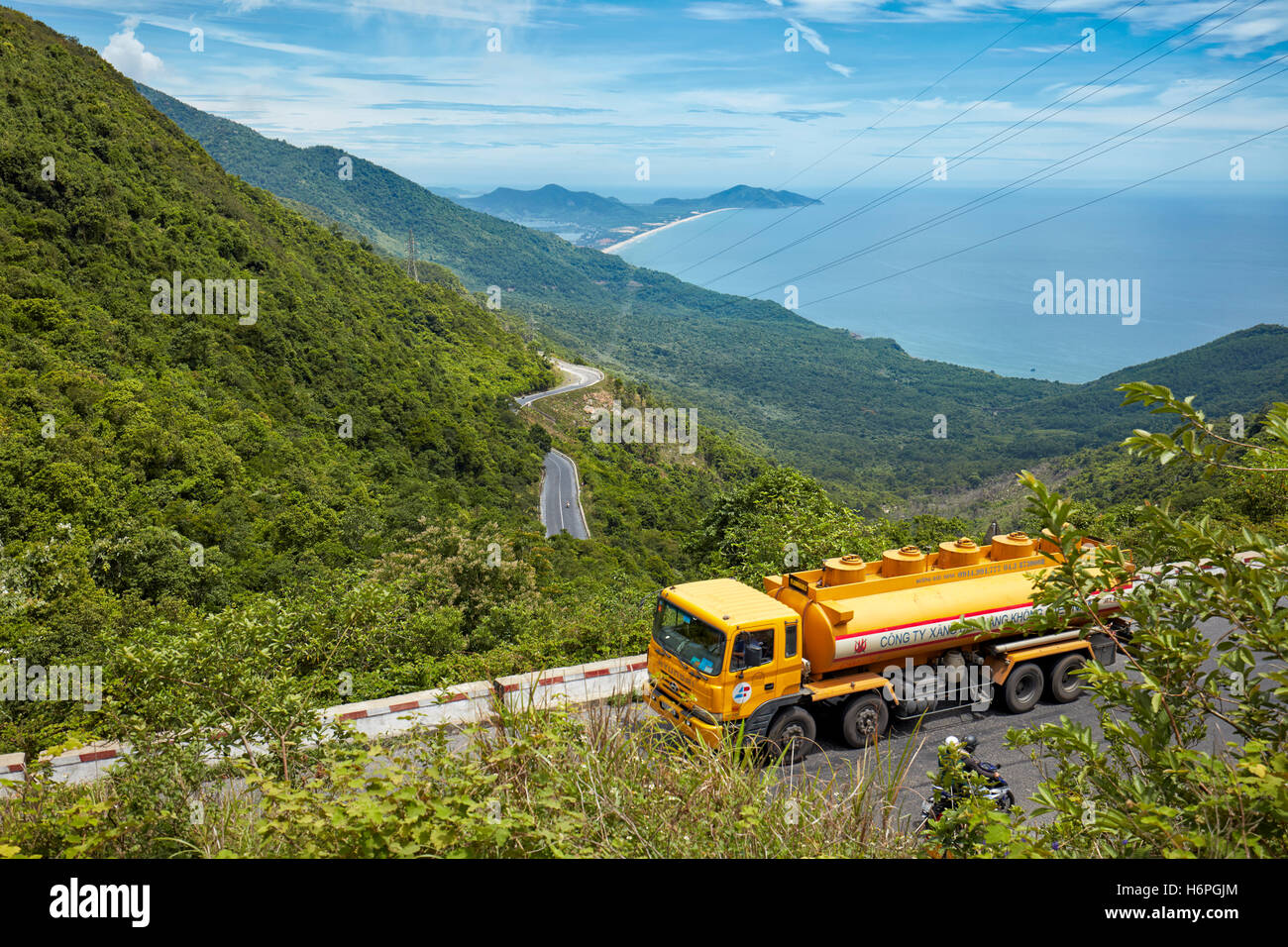 Voir l'océan de Hai Van (Col des nuages) vers la plage Lang Co. La province de Thua Thien Hue, Vietnam. Banque D'Images