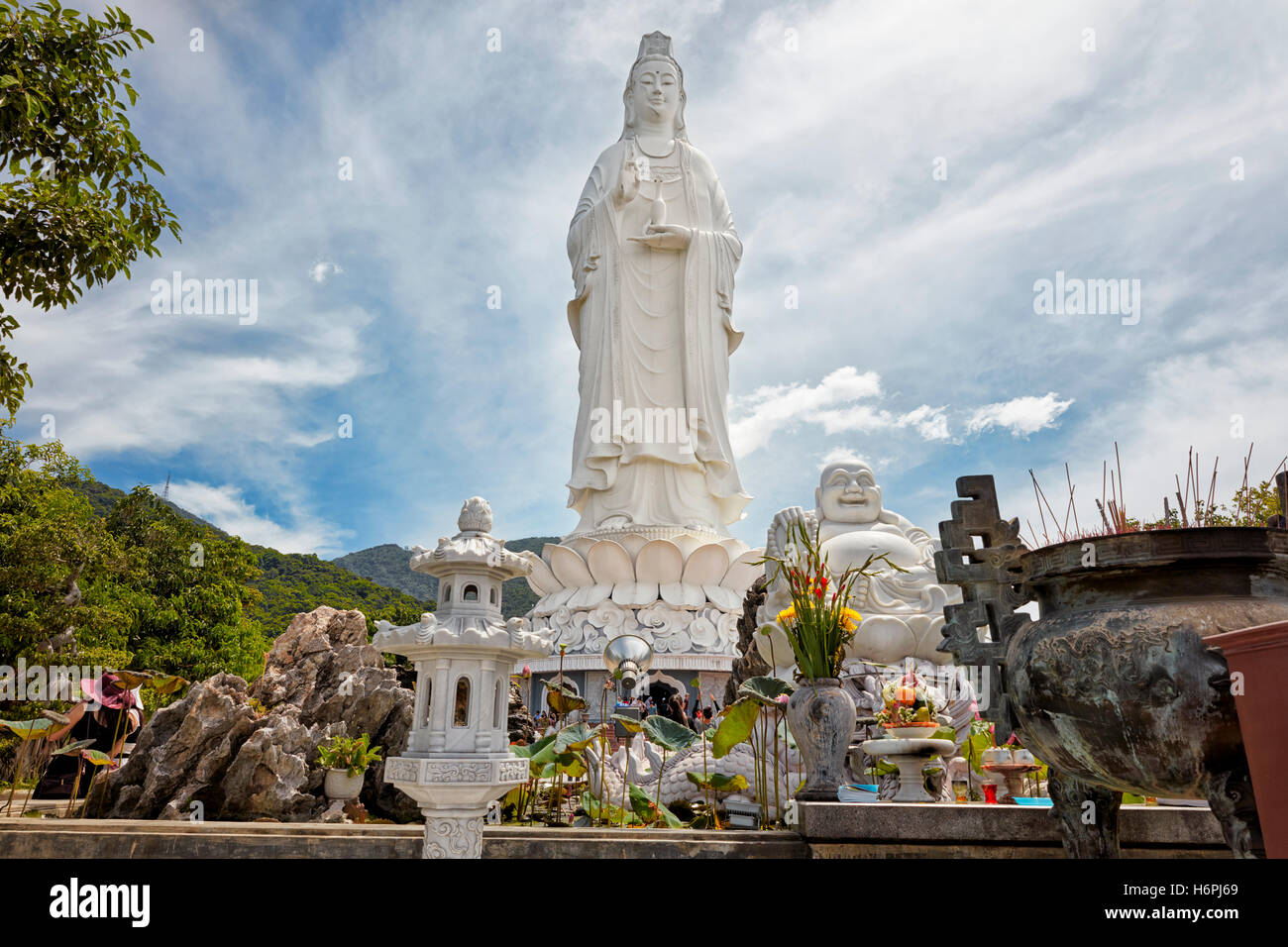 Statue de Bouddha de la grande-Dame sur la péninsule de son Tra. Da Nang, Vietnam. Banque D'Images