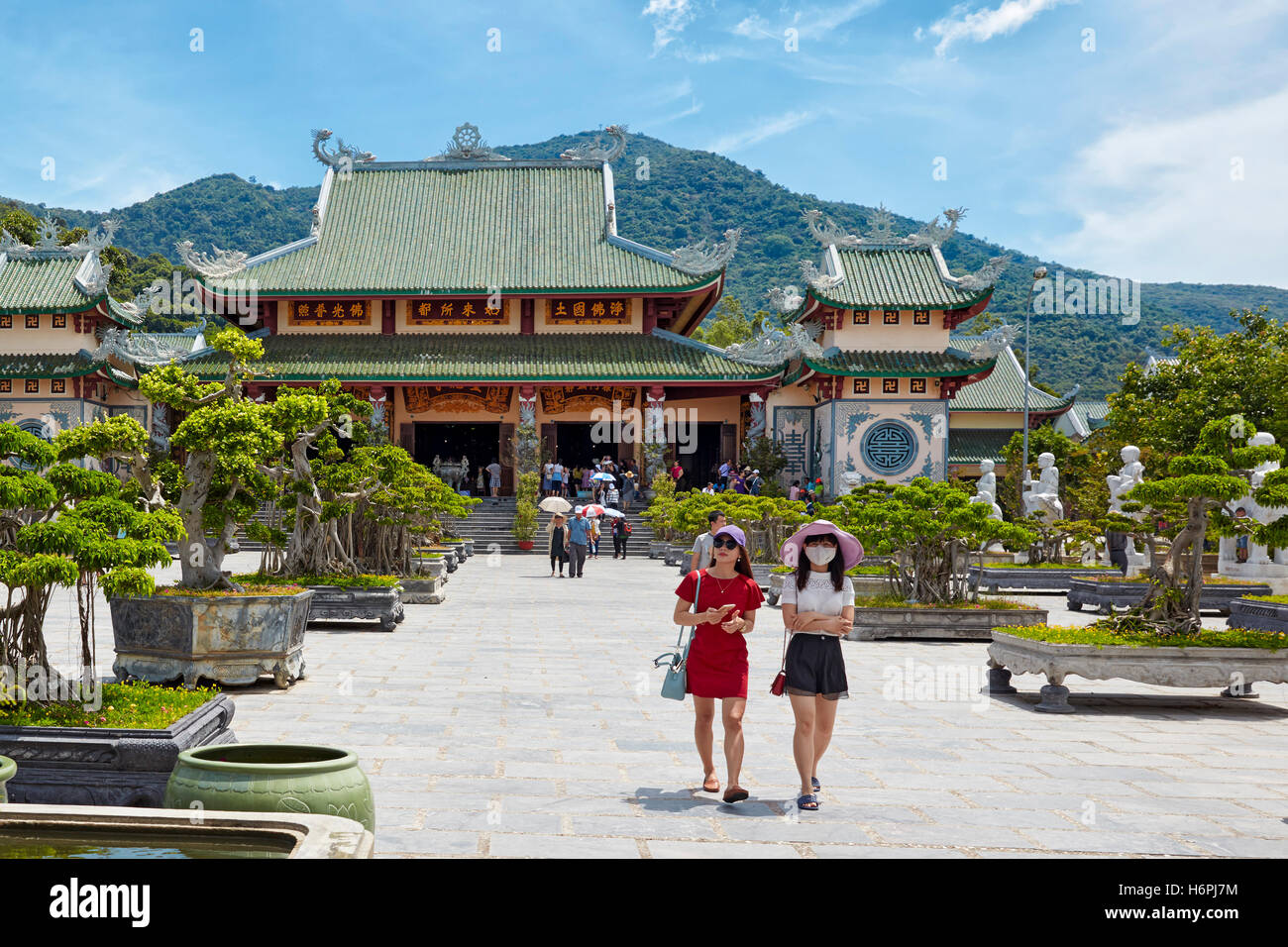 Deux jeunes femmes marchant dans Bonsai garden à la pagode Linh Ung. Da nang, Vietnam. Banque D'Images