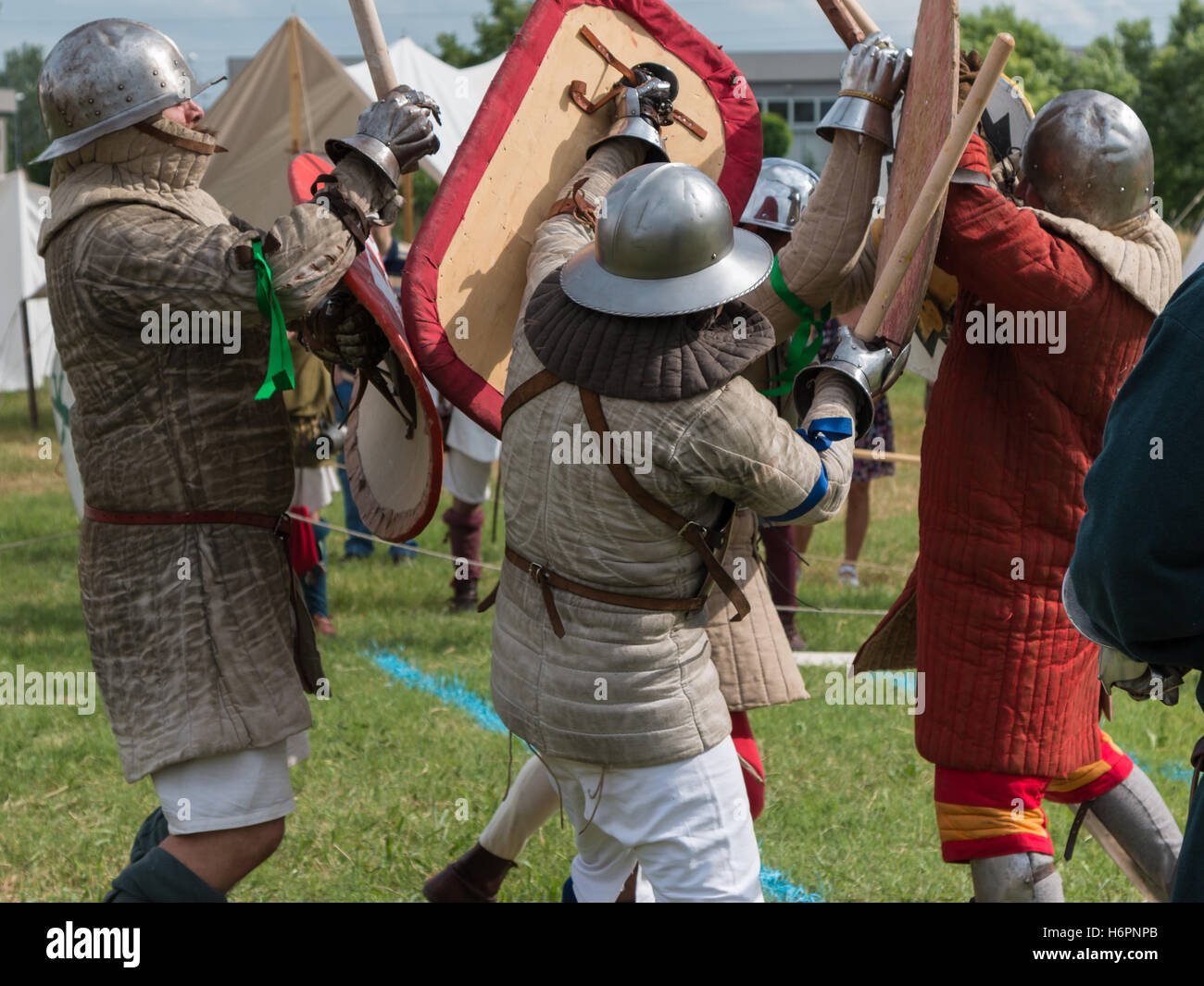 Chevaliers en bataille avec casques d'argent et armures médiévales : la reconstruction de l'événement Banque D'Images