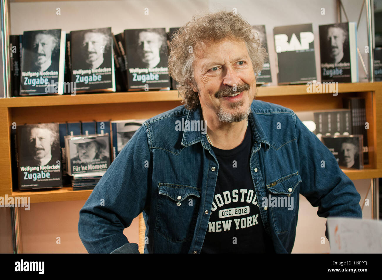Le chanteur allemand Wolfgang Niedecken a présenté son dernier livre "Zugabe" à propos de ses rencontres d'un accident vasculaire cérébral en 2011, Banque D'Images