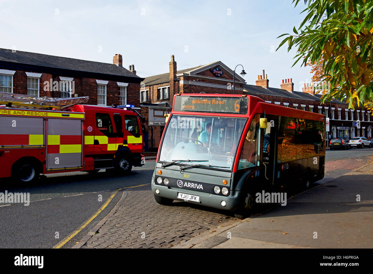 Bus et camion de pompiers sur la rue, England UK Banque D'Images