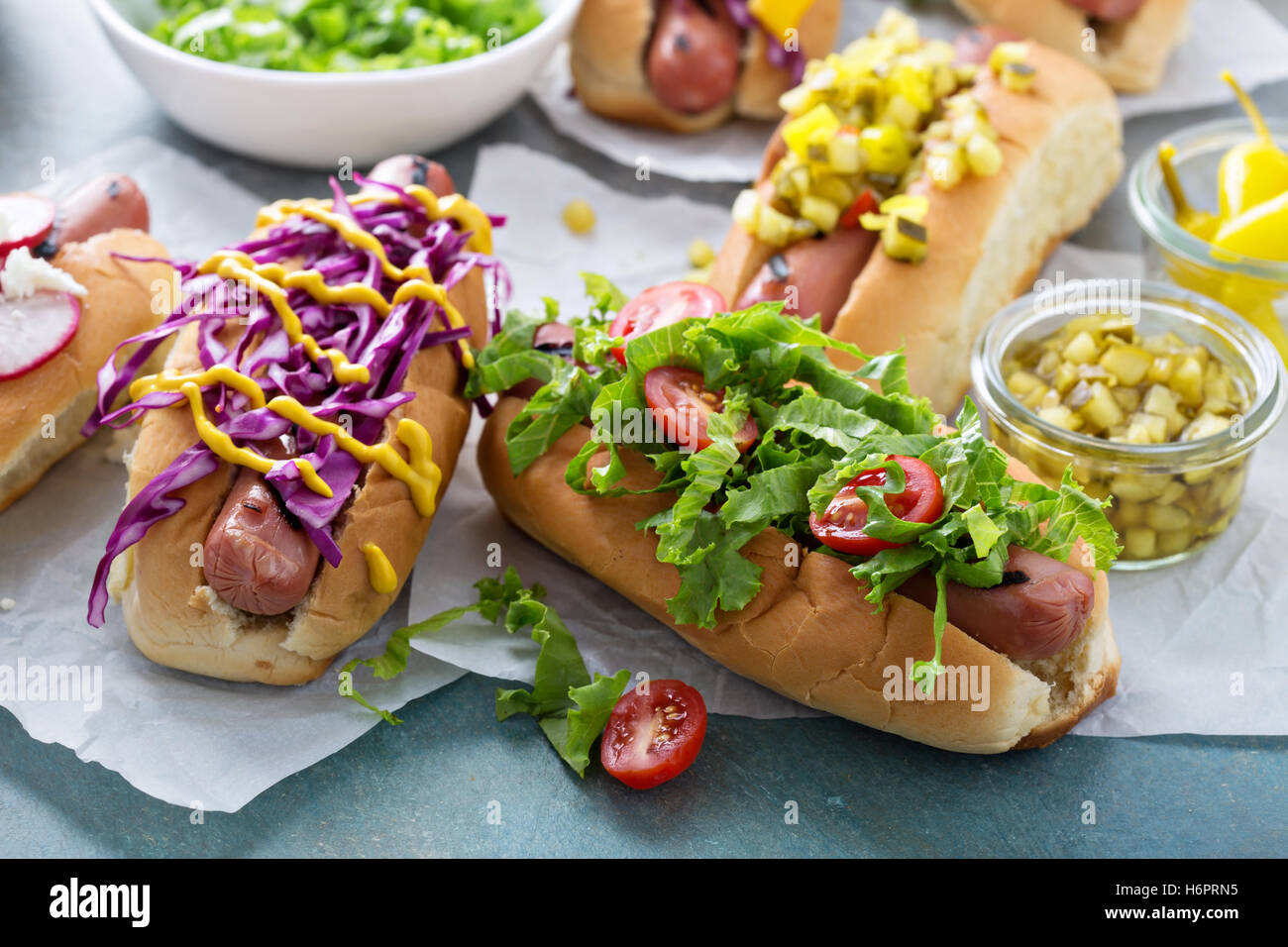 Variété de hot-dogs avec garnitures en bonne santé Banque D'Images