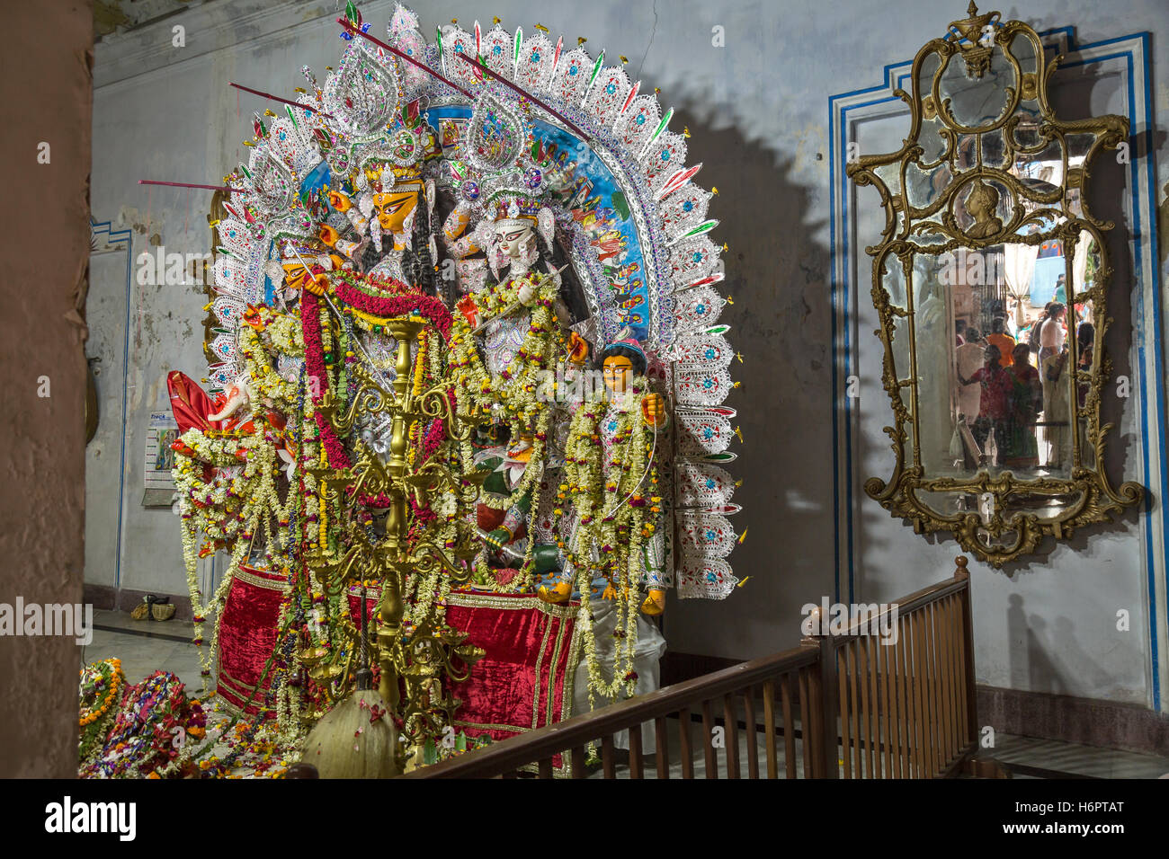 Historique traditionnelle Durga Puja à Shobhabazar Rajbari (palais royal). C'est l'une des plus anciennes Durga Puja dans la ville. Banque D'Images