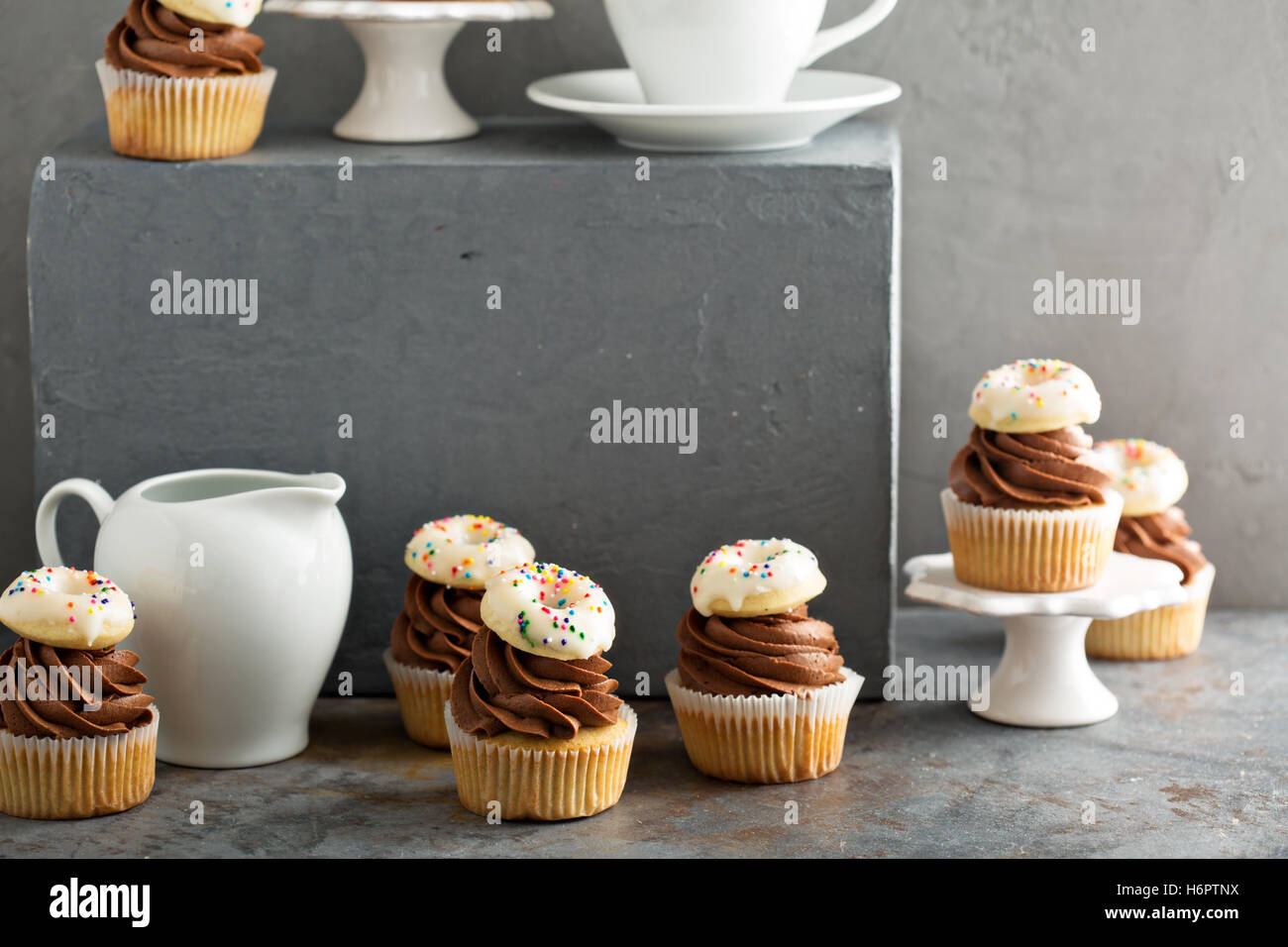 Cupcakes avec glaçage au chocolat et peu donuts Banque D'Images