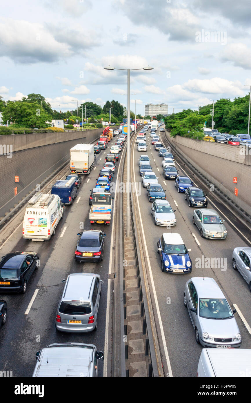 Trafic fixes sauvegardées sous le rond-point de la Grande Cambridge Junction, sur la North Circular Road, Enfield, au nord de Londres, UK Banque D'Images