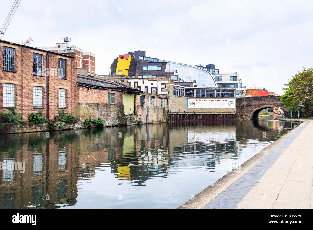 'Ron's anguilles et coquillages", une enseigne peinte se référant à un atelier local sur la façade d'un entrepôt à l'abandon sur Regent's Canal, Shoreditch, London, UK Banque D'Images