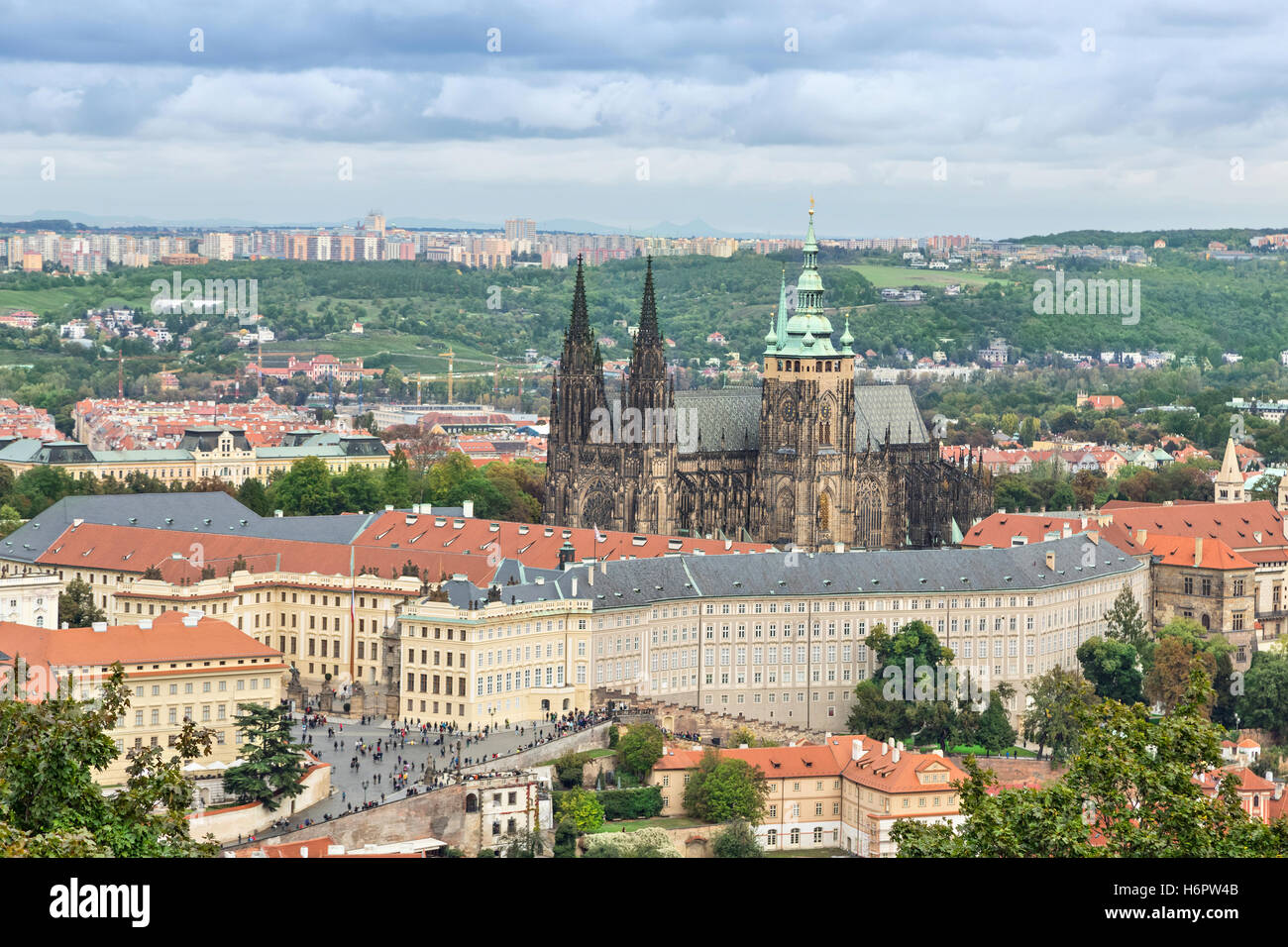 Vue sur le château de Prague et cathédrale Saint-Guy de Prague à partir de la tour de Petrin, République Tchèque Banque D'Images