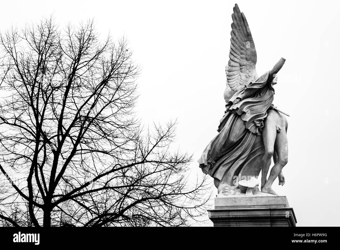 Photo de Angel Sculpture avec un bras cassé à Berlin, Allemagne Banque D'Images