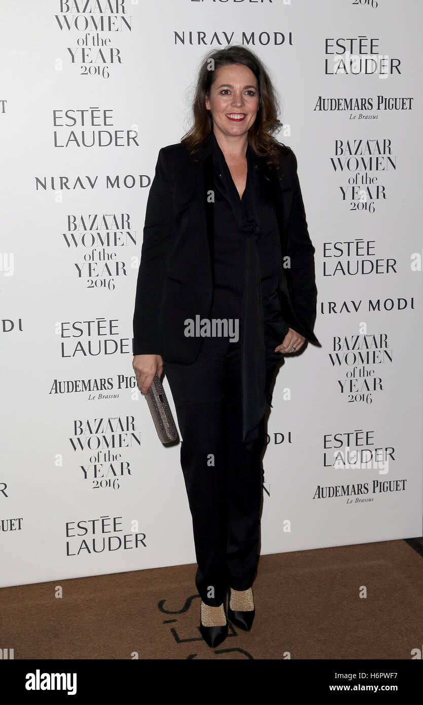 Olivia Colman arrive à l'Hôtel Claridge's à Londres pour assister à la Harper's Bazaar Women of the Year Awards. Banque D'Images