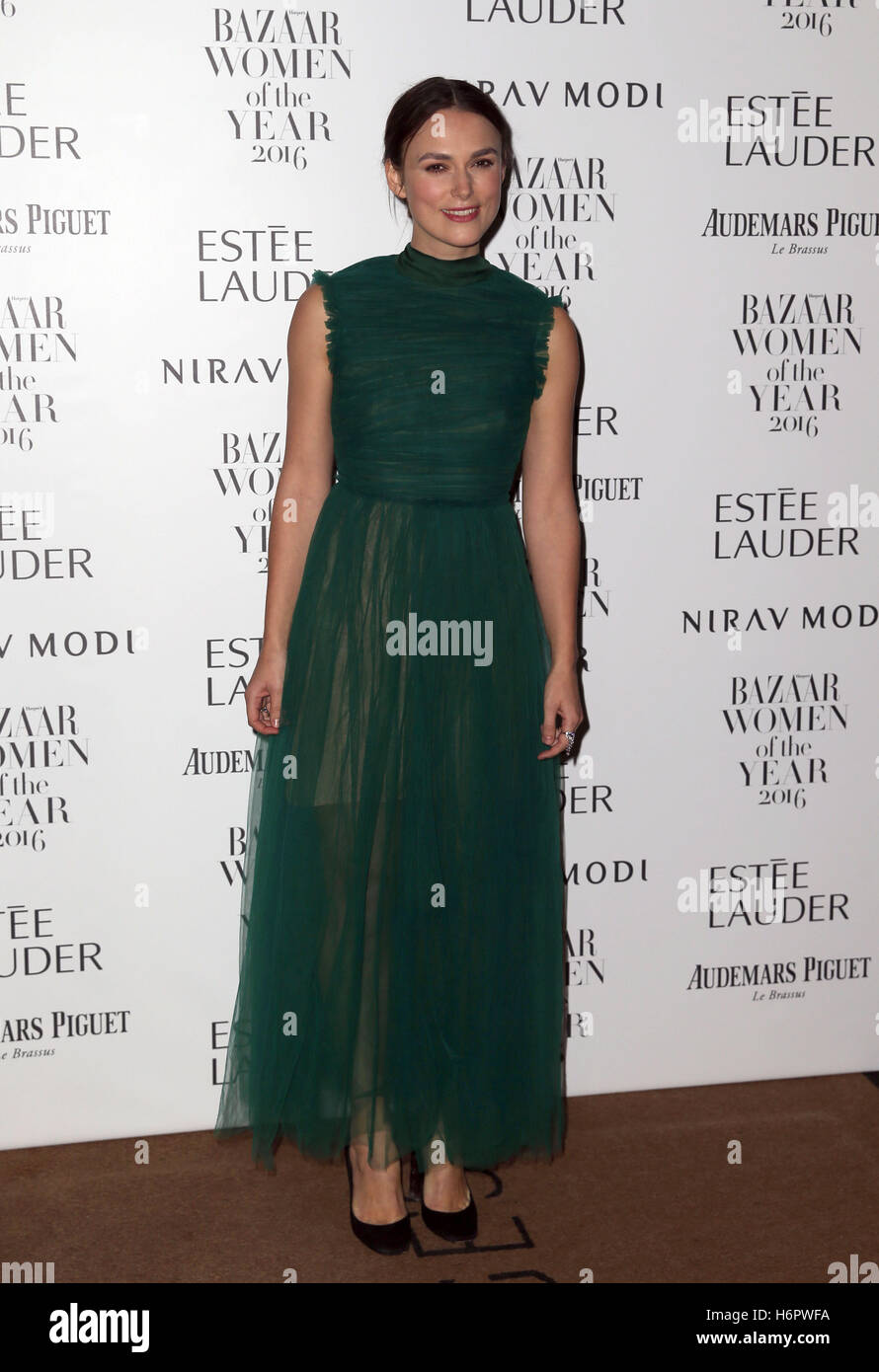 Keira Knightley arrive à l'Hôtel Claridge's à Londres pour assister à la Harper's Bazaar Women of the Year Awards. Banque D'Images