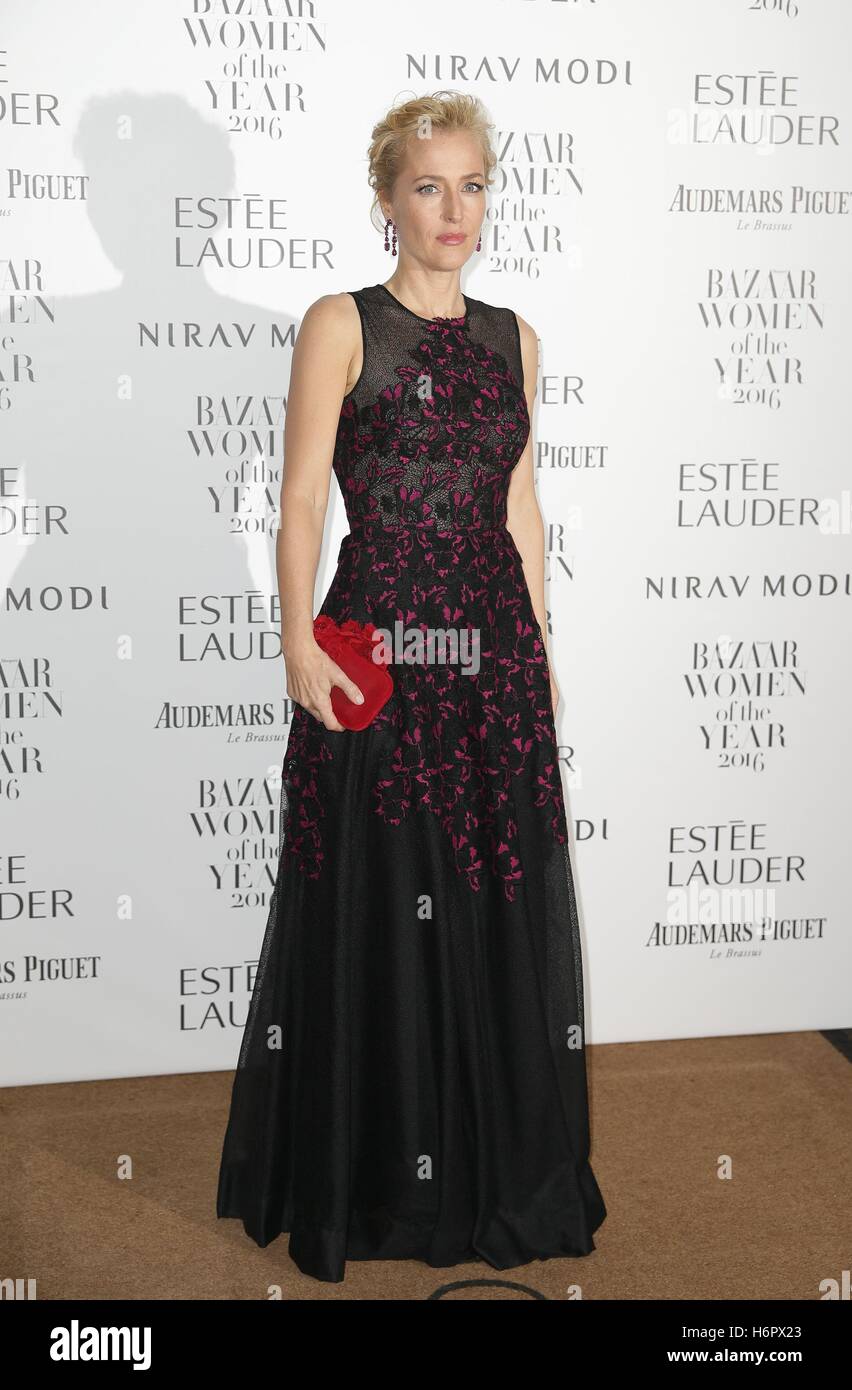 Gillian Anderson arrive à l'Hôtel Claridge's à Londres pour assister à la Harper's Bazaar Women of the Year Awards. Banque D'Images