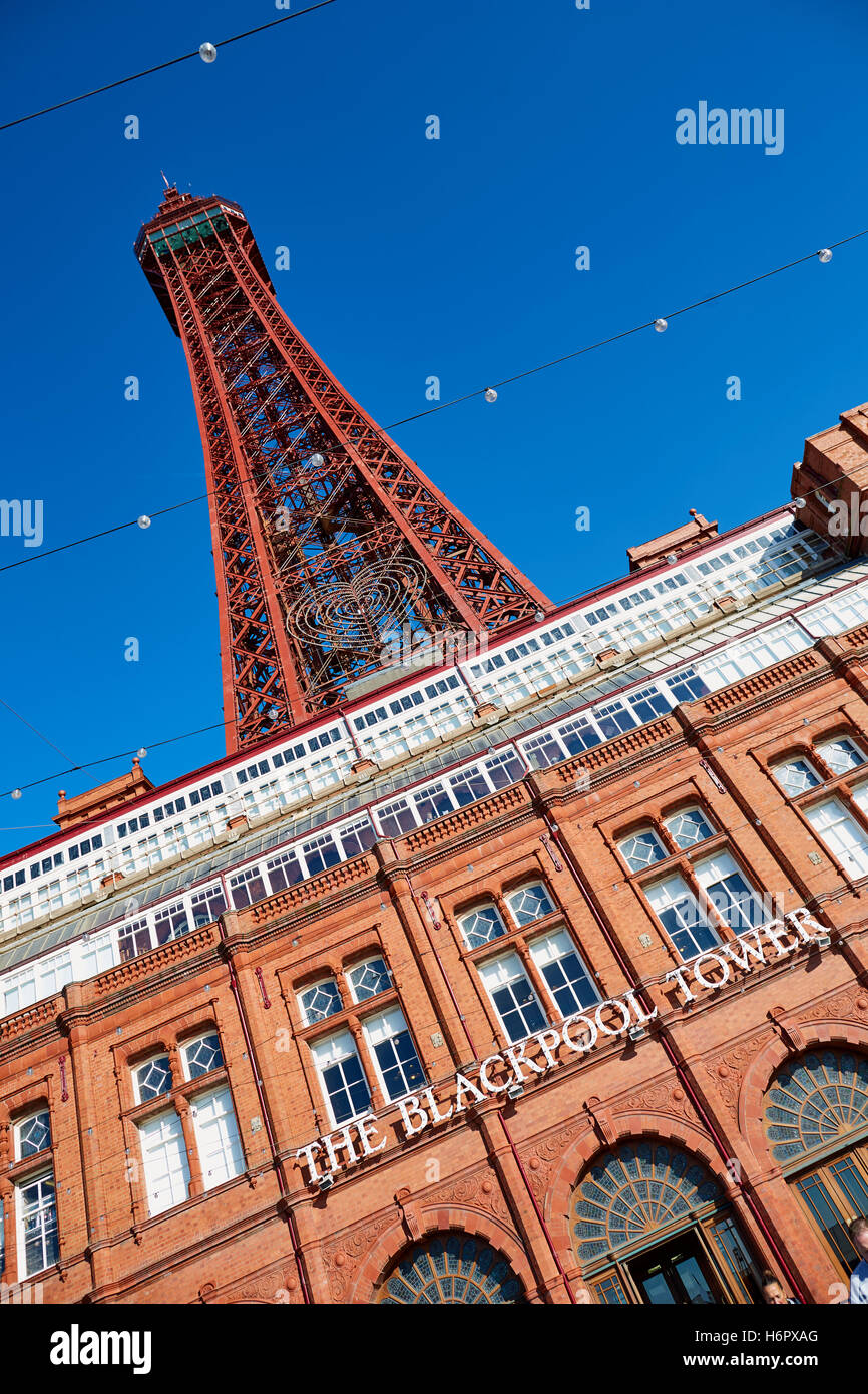 Structure de la Blackpool Tower vue Maison de ville resort attractions touristiques de Lancashire copyspace tour régulièrement l'ciel bleu Banque D'Images