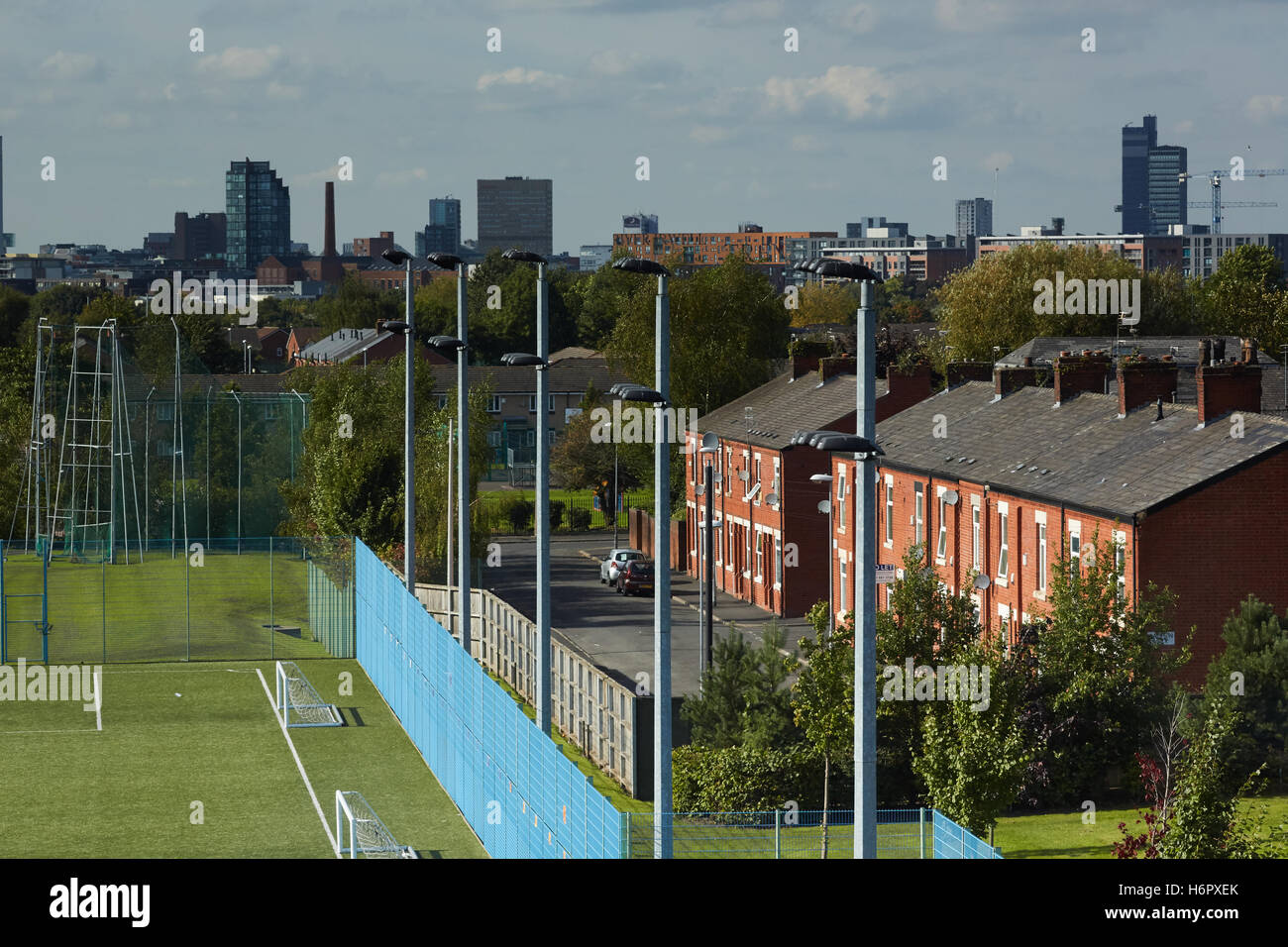 Les champs de l'école aire de terrain urbain terrain emplacements lieu lieu sportif structure d'accueil ville d'architecture paysage horizon b Banque D'Images