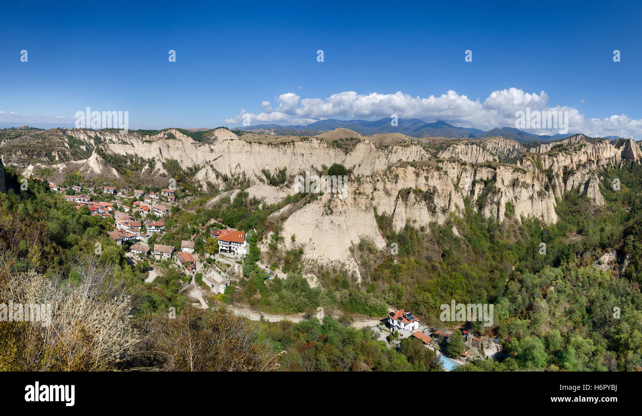 Panorama de la plus petite ville de Bulgarie, entouré par des pyramides de grès Banque D'Images