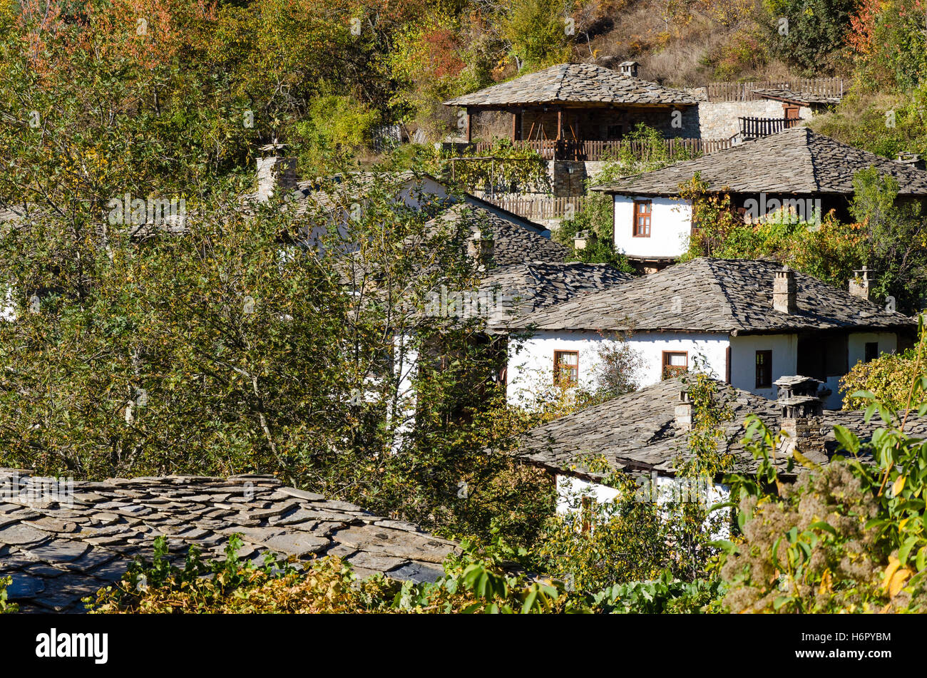 Vieilles maisons rurales traditionnelles avec des toits en pierre à Leshten, la Bulgarie au cours de l'automne Banque D'Images