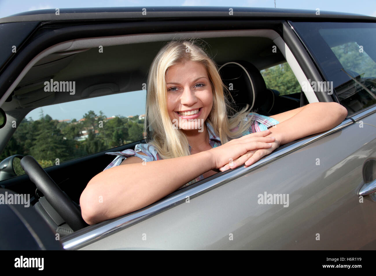 Femme de l'été porte summerly véhicule automobile voiture moyen de transport voyage assurance automobile peu ambitieuse conduite ravis Banque D'Images