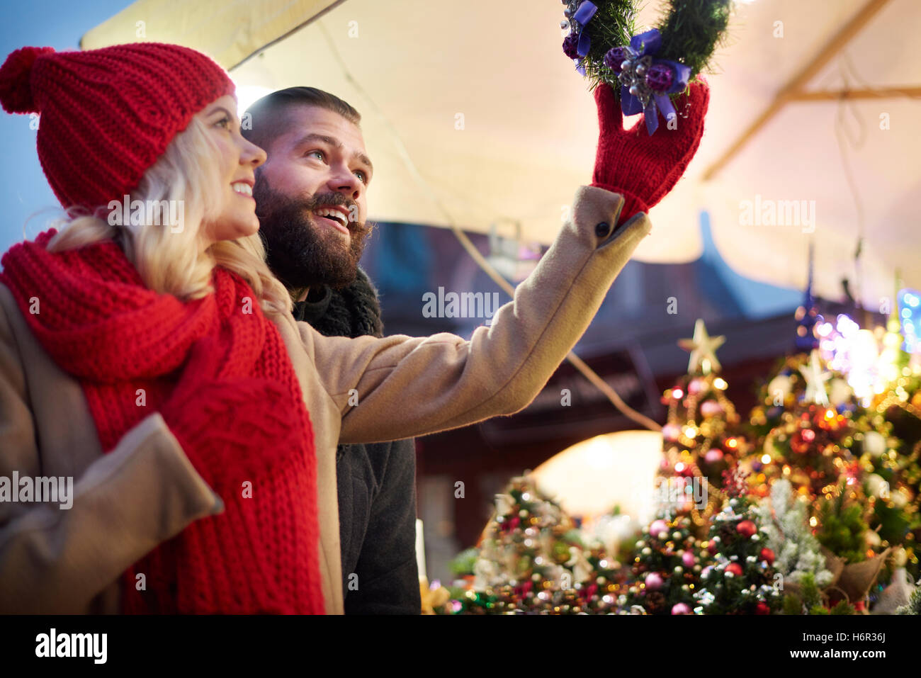 À la recherche jusqu'à des couronnes de Noël Banque D'Images