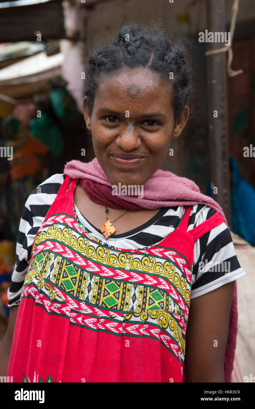 Jeune fille avec un tatouage traditionnel en croix sur son nez sur le marché à Dire Dawa, Ethiopie Banque D'Images