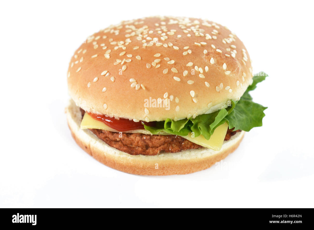 Rouleau de fast-food fromage hamburger kaiser citoyen burger cheeseburger salade ketchup bourgeoise aliment alimentaire isolé insalubres Banque D'Images