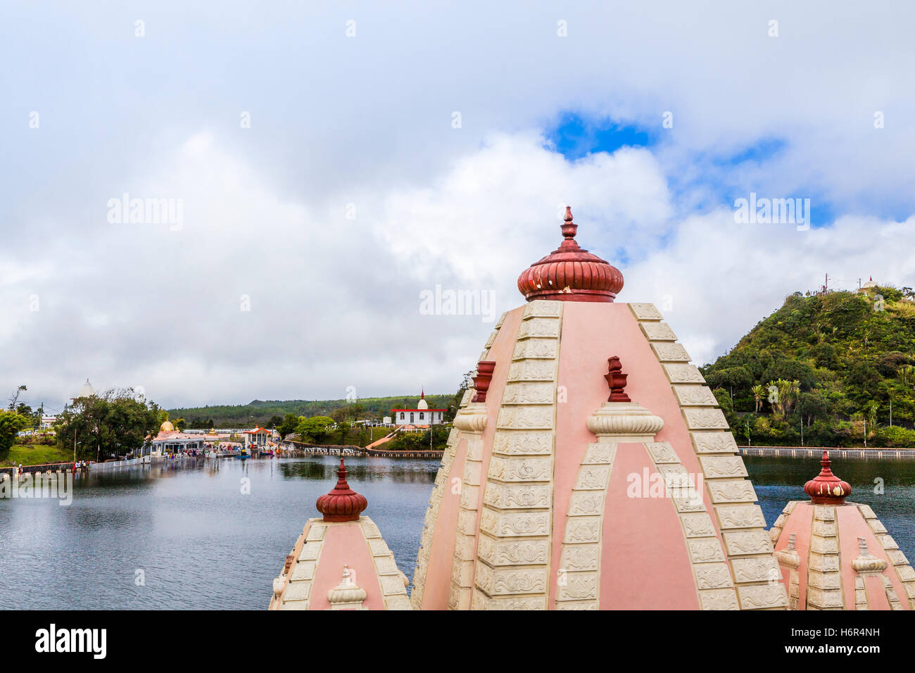 Lac de cratère volcanique par les temples de Grand Bassin, également connu sous le nom de 'Ganga Talao' ou 'lac' Ganges, Maurice, Afrique du Sud Banque D'Images