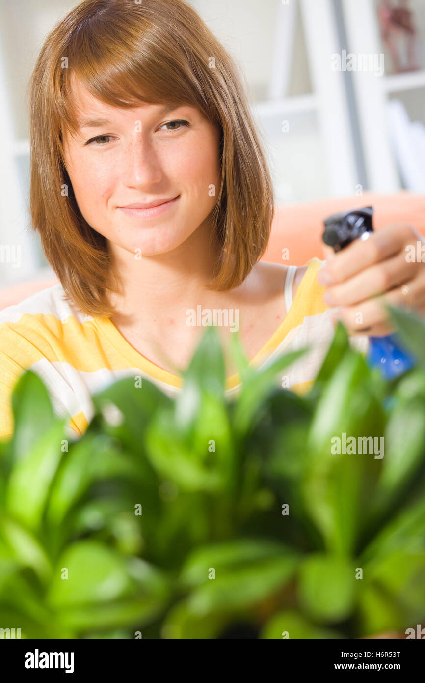 Femme temps libre temps libre temps libre loisirs homey plantes domestiques heureux joyeux enthousiastes peu ambitieux avec joie rayonnante Banque D'Images