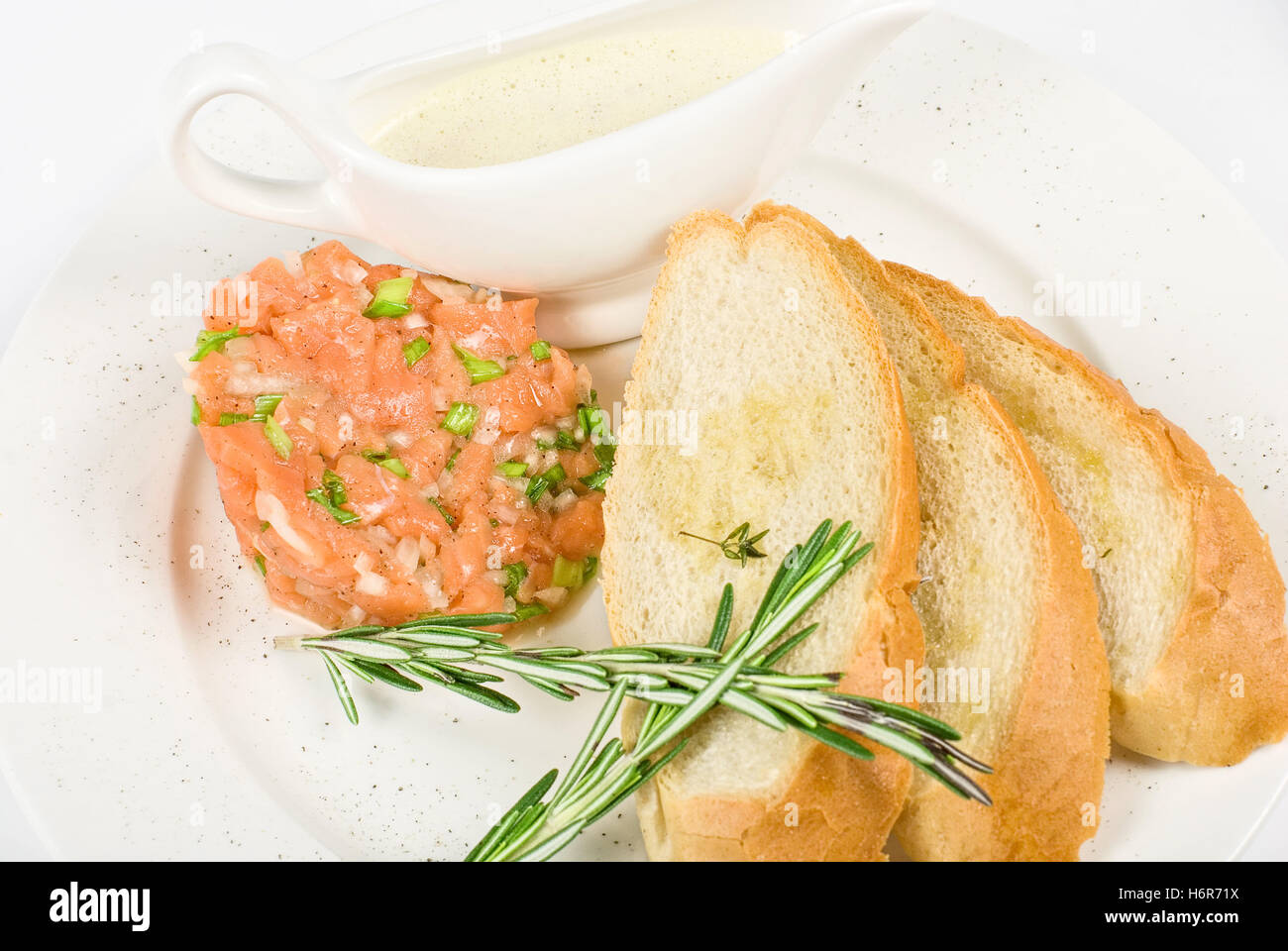 Restaurant food aliment présentation pain brun-vert isolé, petite brunette brunâtre tout petit angle court plaque poisson Banque D'Images
