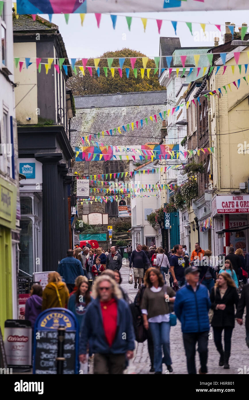 Shopers dans la rue de l'Église à Falmouth, Cornwall. Banque D'Images