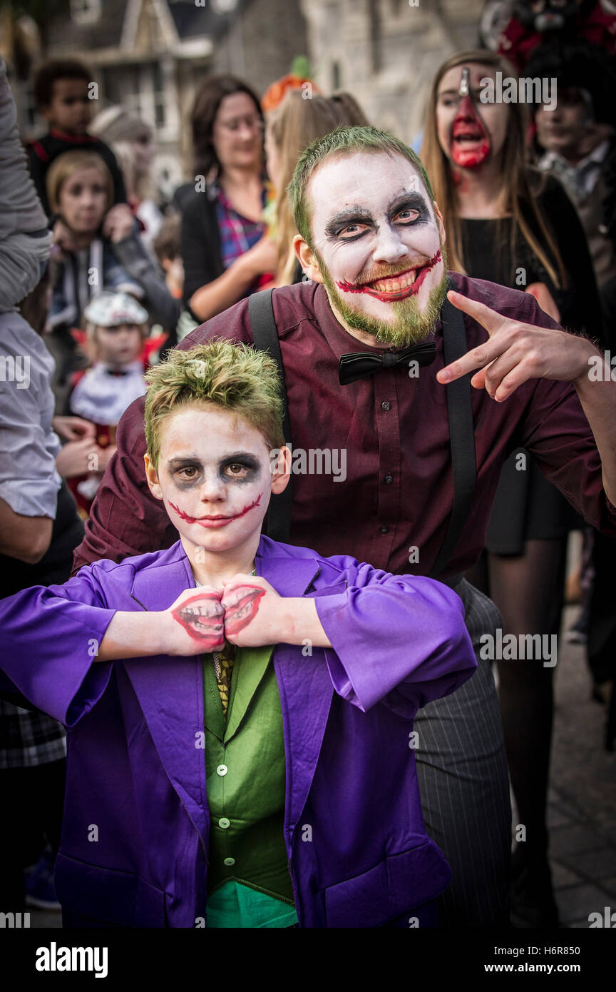 Les Zombies. Les familles et les enfants se réunissent pour l'assemblée annuelle en Crawl Zombie Newquay, Cornwall. Banque D'Images
