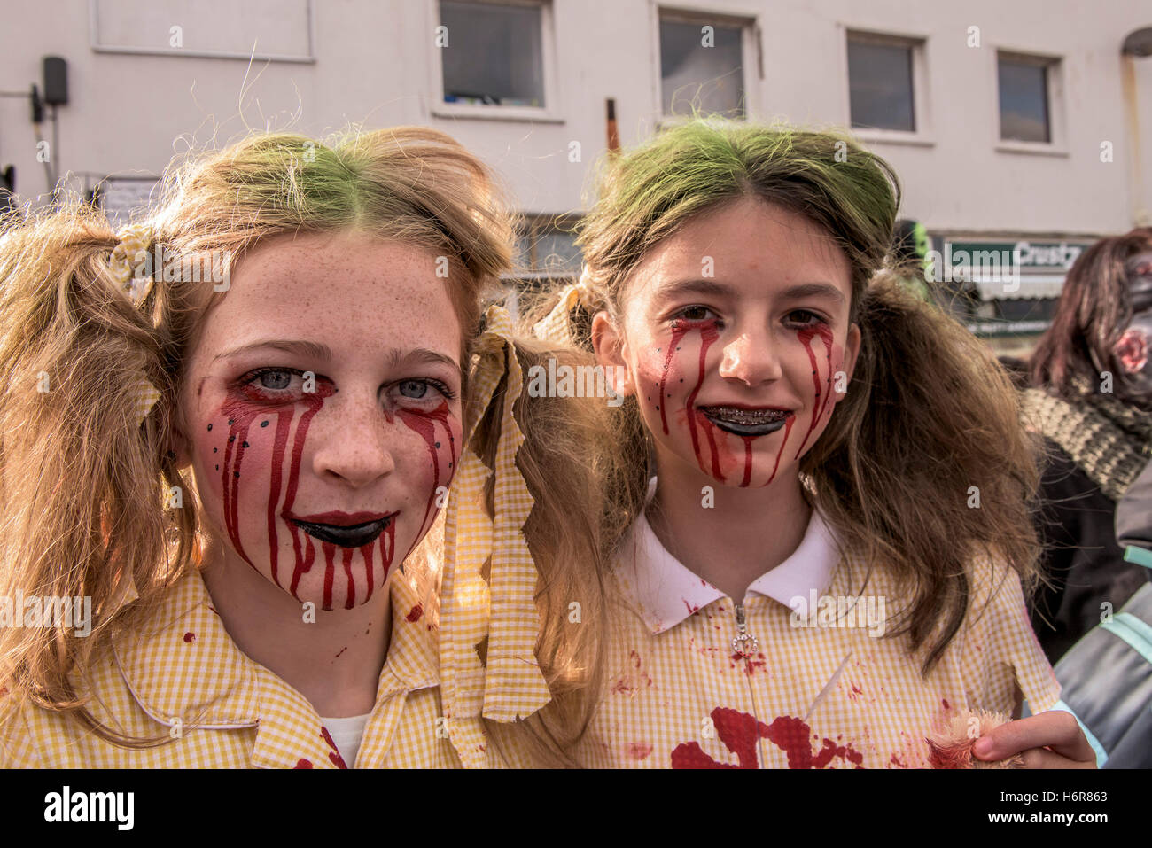 Les Zombies. Les familles et les enfants se réunissent pour l'assemblée annuelle en Crawl Zombie Newquay, Cornwall. Banque D'Images