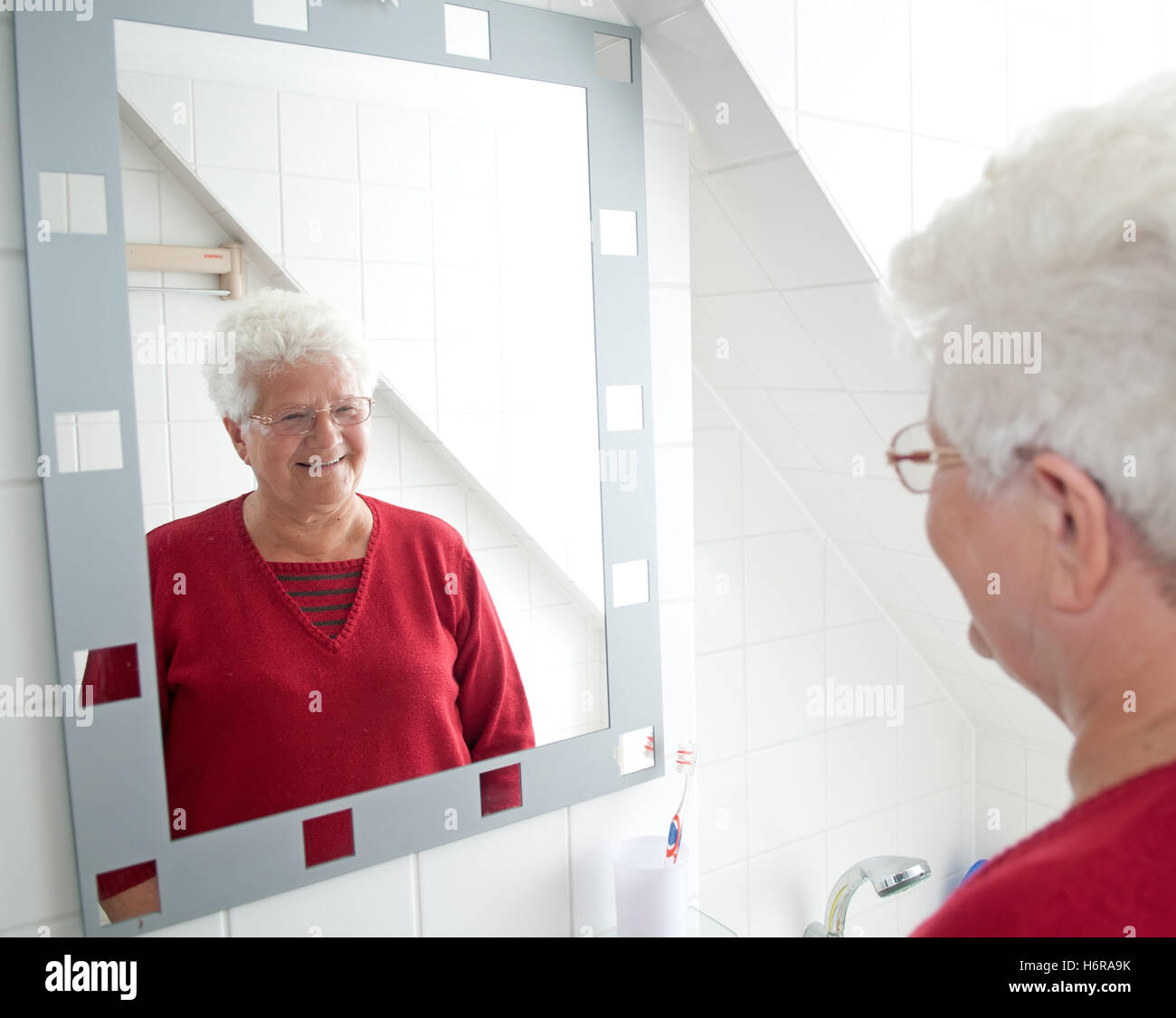 Femme grand-mère granny seniort heureux joyeux enthousiastes peu ambitieux avec joie rayonnante insouciante heureux joyeux heureux Banque D'Images