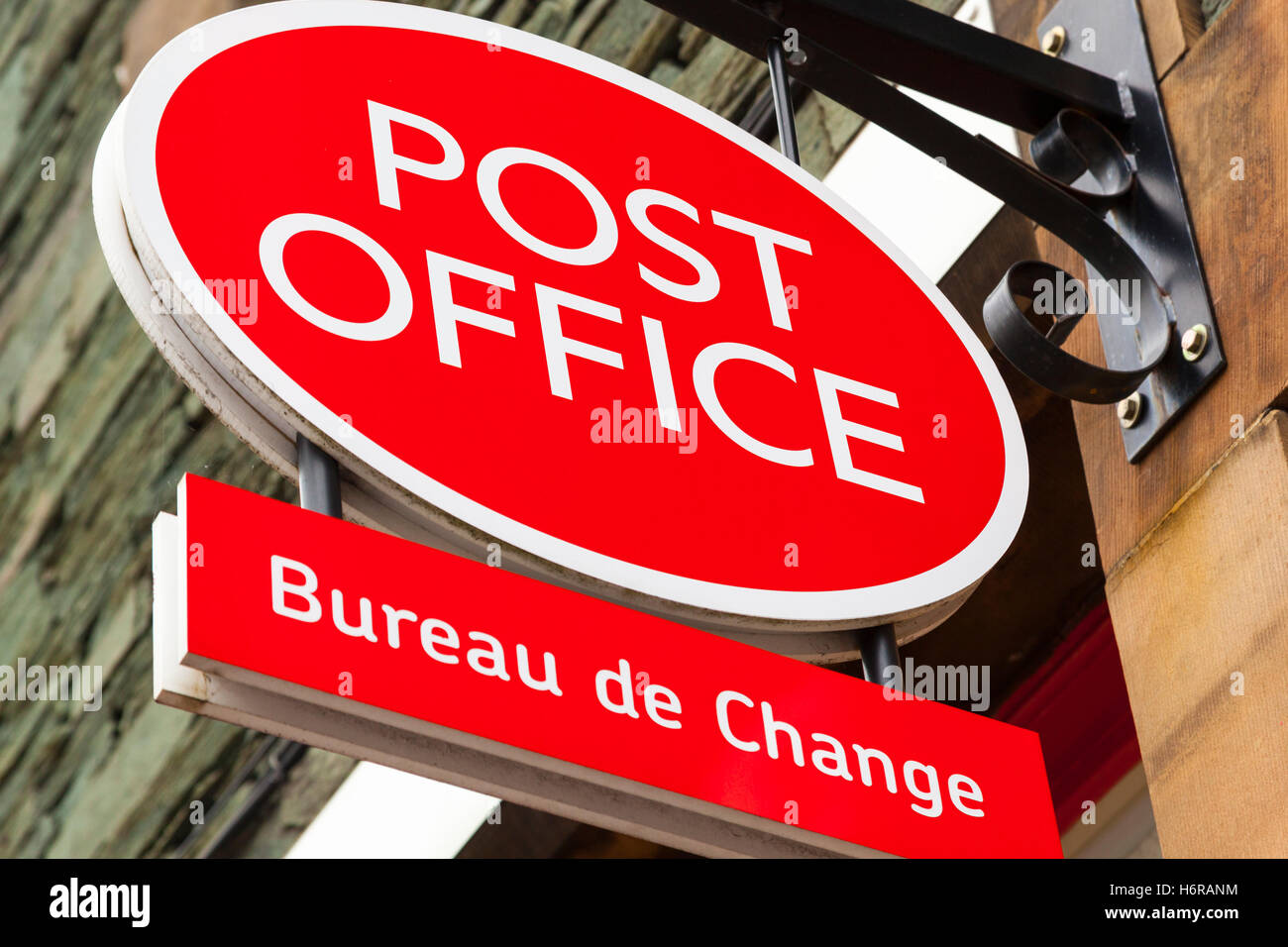 Affiche à l'extérieur de la Poste, Bank Street, Keswick, Lake District, Cumbria, Angleterre Banque D'Images