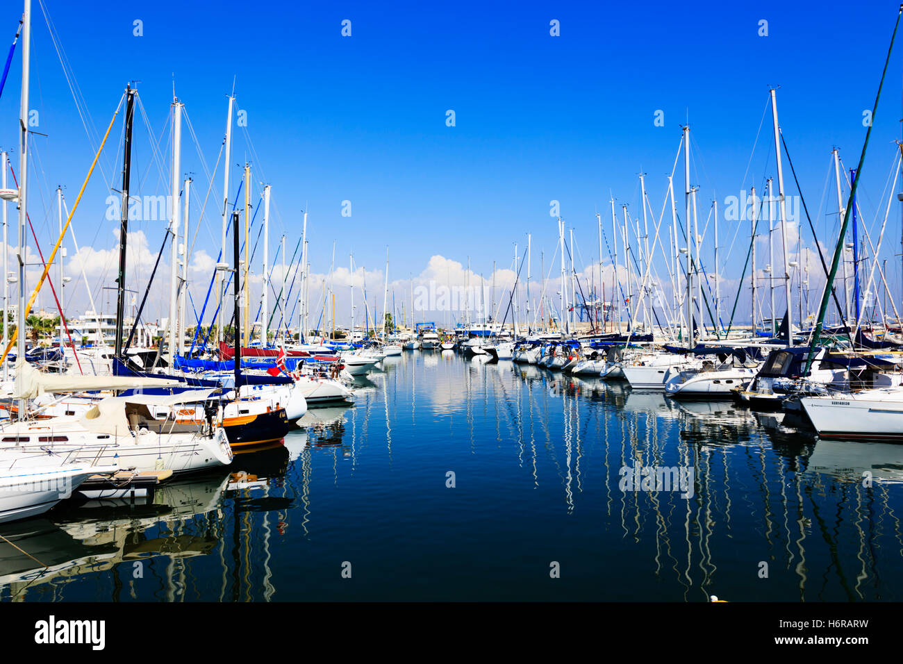 Yachts amarrés dans la Marina de Larnaca, Chypre. Banque D'Images