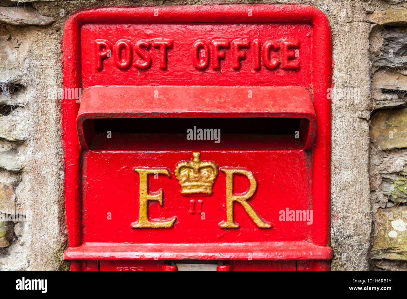 Post box monté sur mur, loin de Sawrey, Lake District, Cumbria, Angleterre Banque D'Images