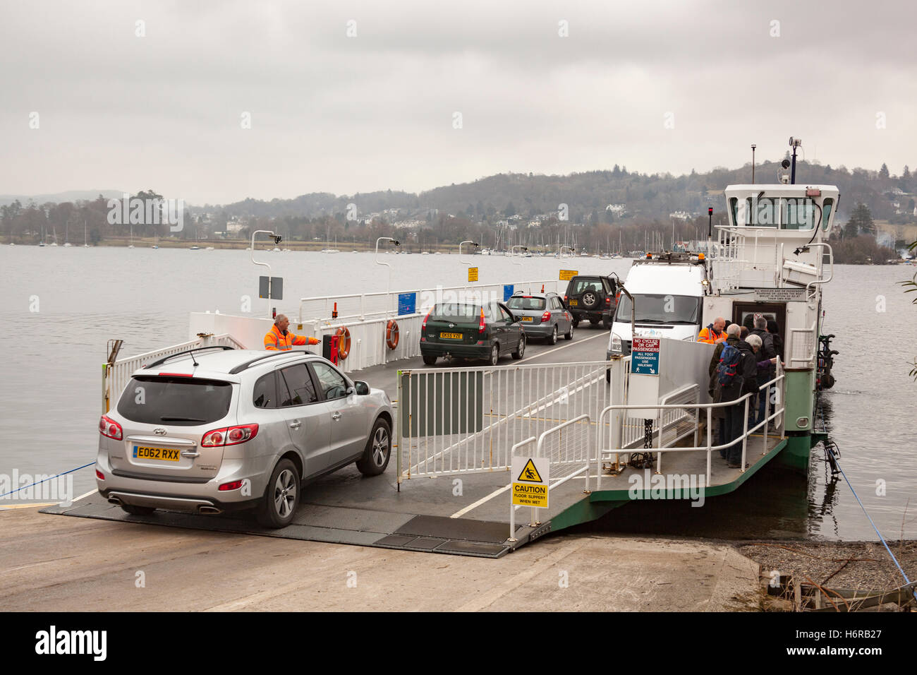 Windermere ferry, le colvert, le lac Windermere, Lake District, Cumbria, Angleterre Banque D'Images