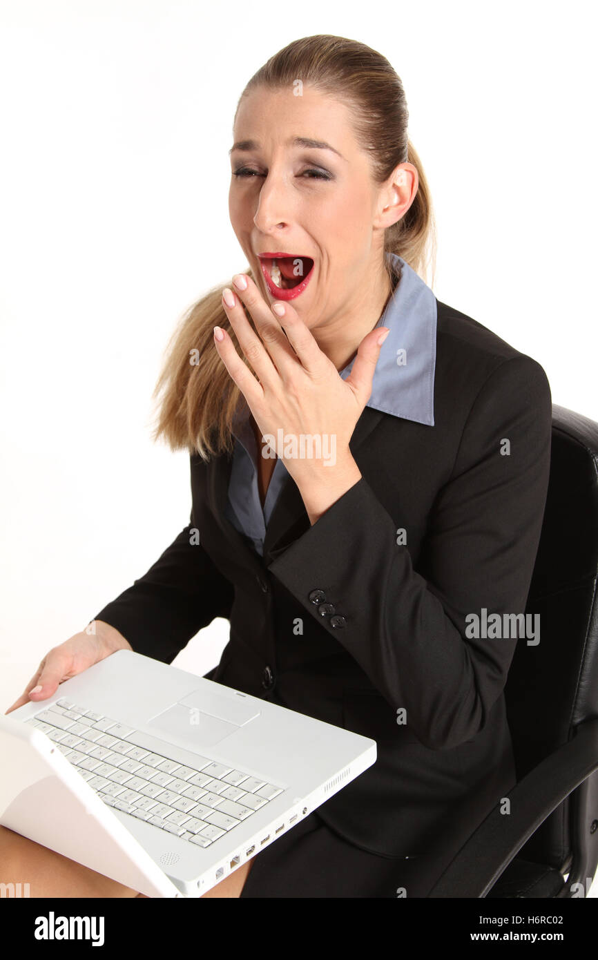 Ordinateur portable ordinateurs portables bureau femme ordinateur fatigué bâille femme blonde Commis secrétaire bureau membre du personnel féminin en option isolés Banque D'Images