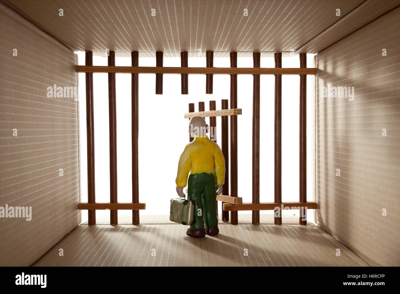 À l'intérieur des boîtes de jouets en carton pâte à modeler l'homme de la prison à l'intérieur libre sortie portes jouet boîte boîtes idées laisser prisonnier prison Banque D'Images