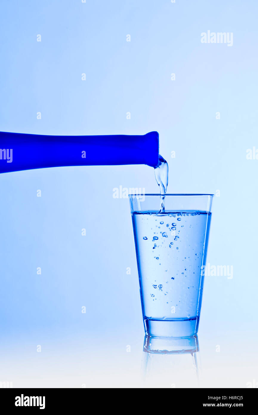 Bouteille bleue Banque de photographies et d’images à haute résolution