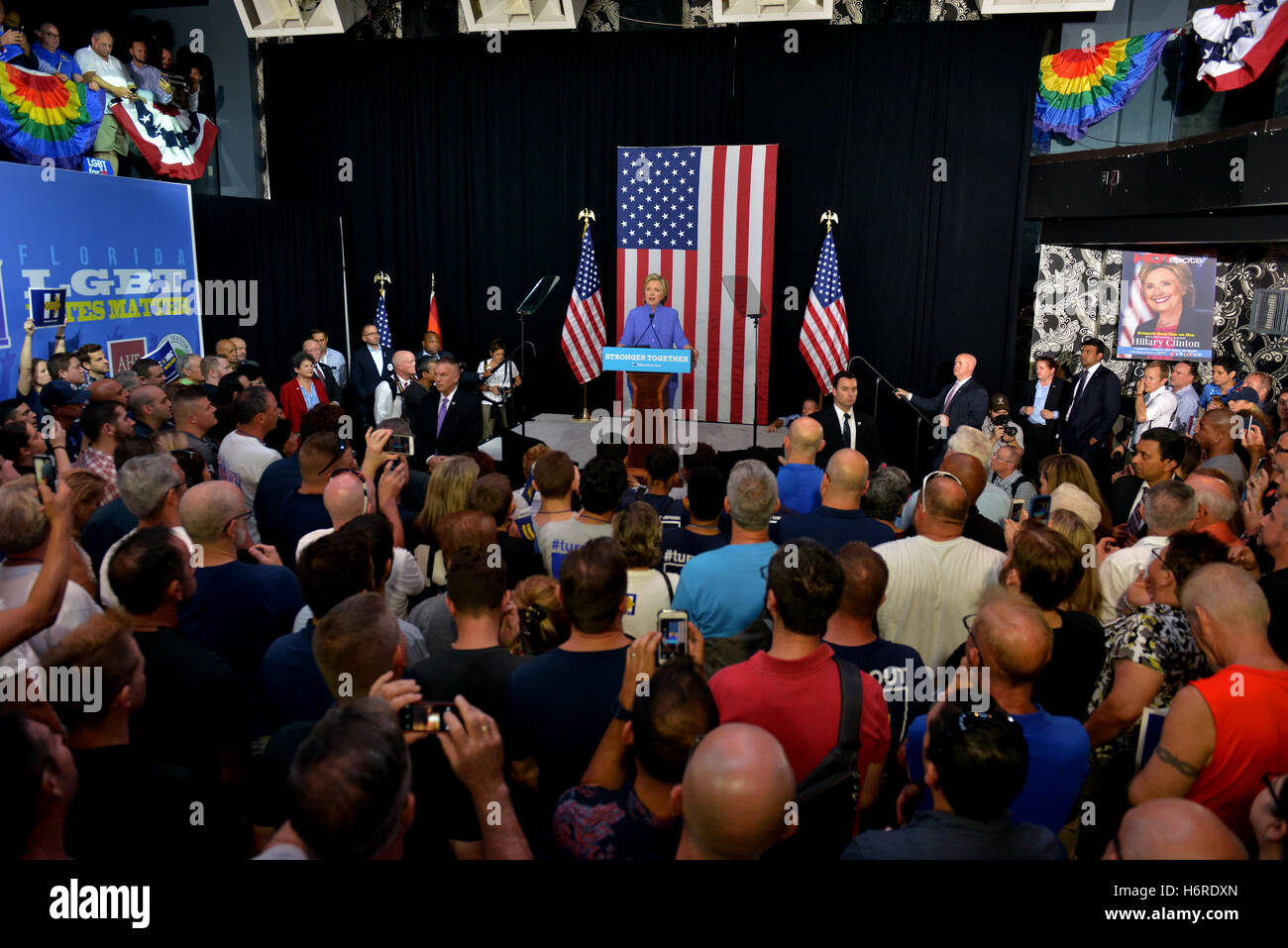 Wilton Manors, FL, USA. 30Th Oct, 2016. Candidat démocrate à la présidence l'ancien secrétaire d'Etat américaine Hillary Clinton parle lors d'un rassemblement dans l'unité de la communauté obèse et concert événement de campagne complexe au manoir le 30 octobre 2016 à Wilton Manors, Floride. Avec moins de 9 jour pour aller jusqu'au jour de l'élection, Hillary Clinton continue de faire campagne en Floride et d'autres membres de bataille. Credit : Mpi10/media/Alamy Punch Live News Banque D'Images