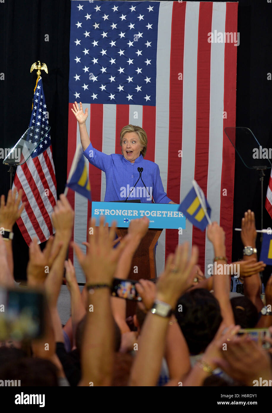 Wilton Manors, FL, USA. 30Th Oct, 2016. Candidat démocrate à la présidence l'ancien secrétaire d'Etat américaine Hillary Clinton parle lors d'un rassemblement dans l'unité de la communauté obèse et concert événement de campagne complexe au manoir le 30 octobre 2016 à Wilton Manors, Floride. Avec moins de 9 jour pour aller jusqu'au jour de l'élection, Hillary Clinton continue de faire campagne en Floride et d'autres membres de bataille. Credit : Mpi10/media/Alamy Punch Live News Banque D'Images