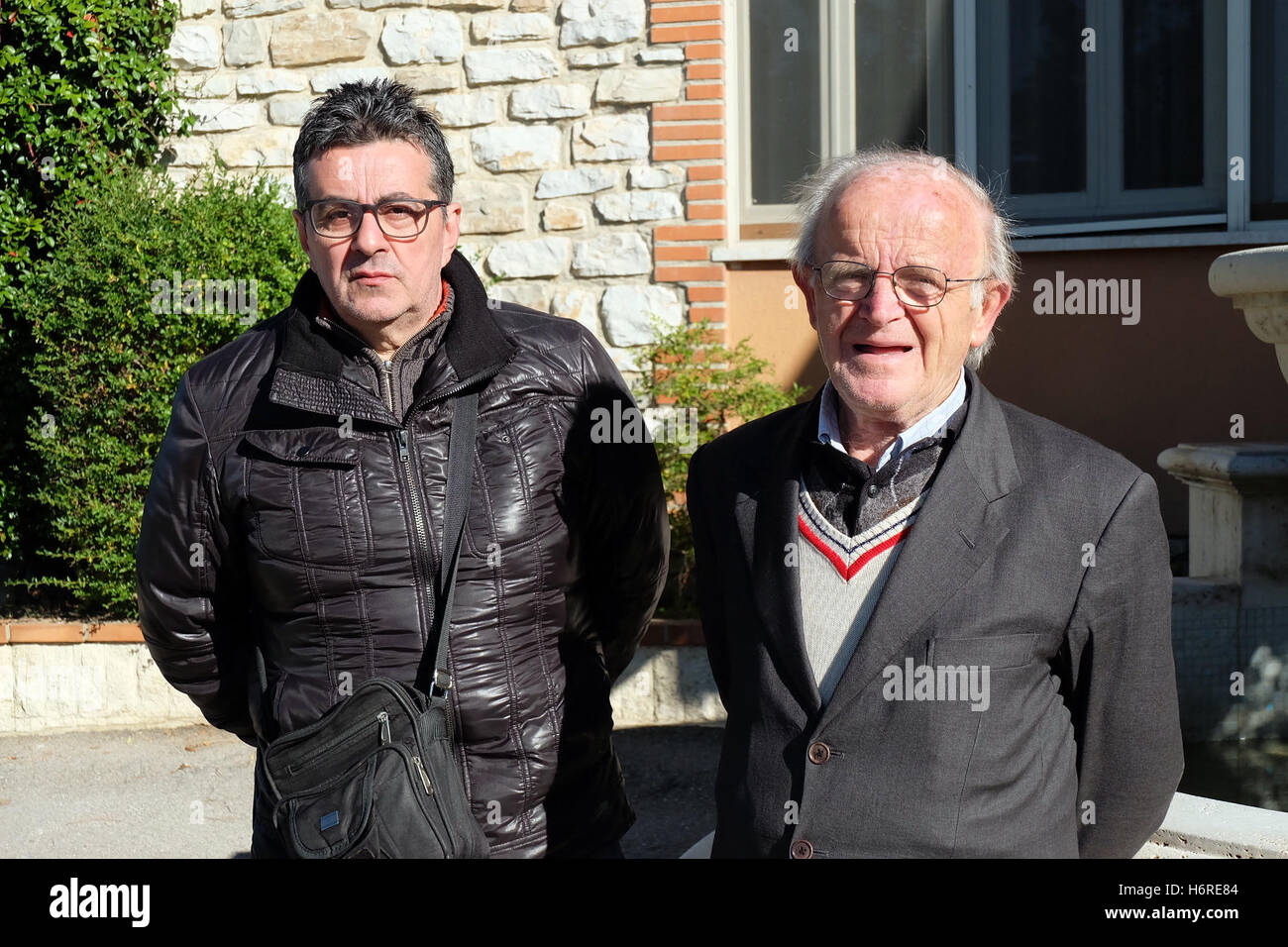 Antonio Apuzzo (l) et Franco Lanzi (r) de Norcia, les survivants du tremblement de terre en Italie, photographié à Passignano sul Trasimeno, Italie, 31 octobre 2016. La plupart des près de 5 000 habitants n'avaient pas d'autre choix que de quitter leur ville natale et ont été portées à Trasimène. PHOTO : ALVISE ARMELLINI/dpa Banque D'Images