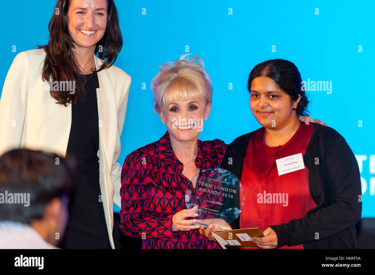 Londres, Royaume-Uni. 31 octobre 2016. L'équipe directeur Londres, Laura Brown, Londres, l'Ambassadeur de l'équipe Dame Barbara Windsor et ma communauté gagnant, Lucinda Pinto, au niveau de l'équipe Londres cérémonie organisée à l'Hôtel de Ville, qui célèbre Londres les plus généreux bénévoles. Crédit : Stephen Chung / Alamy Live News Banque D'Images