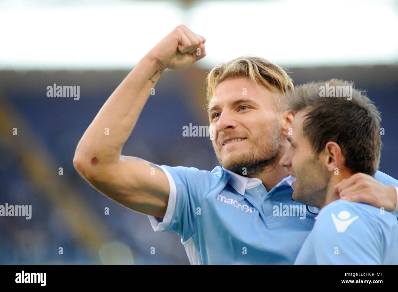 Stade Olimpico, Rome, Italie. 30Th Oct, 2016. Serie A ligue de football. SS Lazio contre Sassuolo. Célèbre immobile après qu'il marque son but avec Senad Lulic © Plus Sport Action/Alamy Live News Banque D'Images