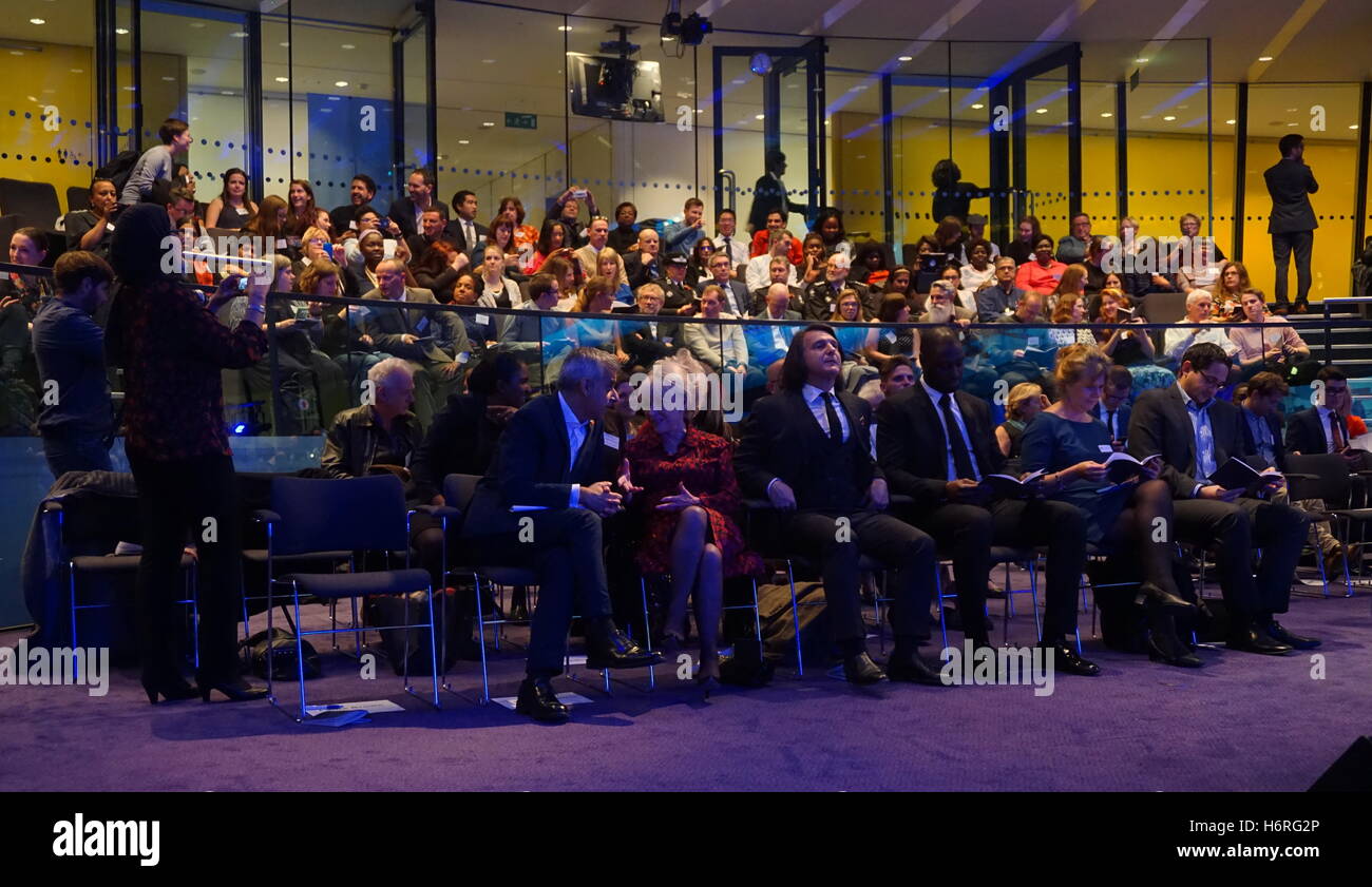 Londres, Royaume-Uni. 31 octobre, 2016. Dame Barbara Windsor, Londres l'équipe de l'Ambassadeur et le maire de Londres, Sadiq Khan assiste à la cérémonie de remise des prix de l'équipe de London qui a eu lieu à l'Hôtel de Ville, qui célèbre Londres les plus généreux bénévoles. Credit : Voir Li/Alamy Live News Banque D'Images