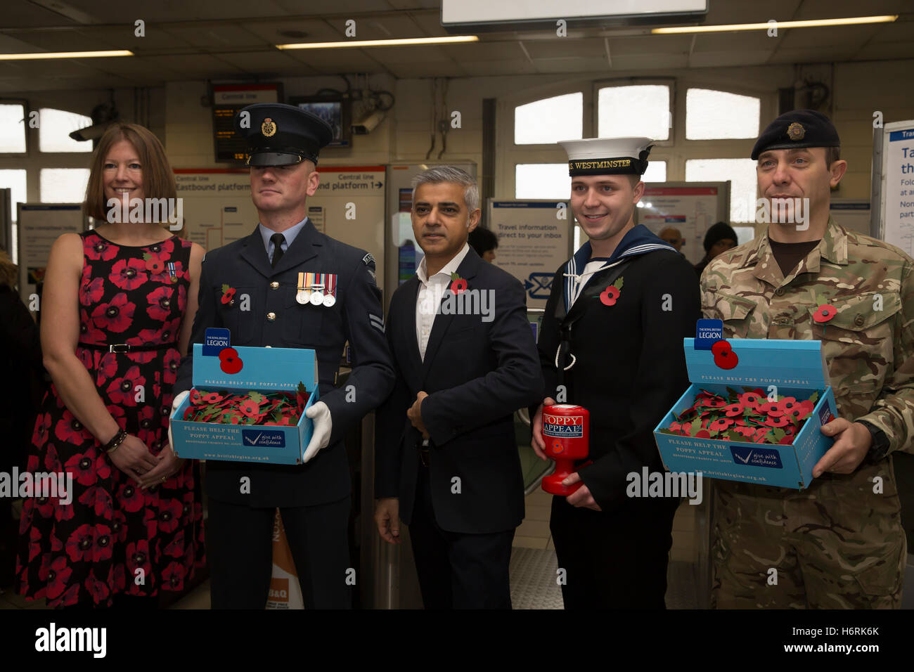 Leyton, UK. 1er novembre 2016. Claire Rowcliffe, Directrice de la collecte, de la RAF - Cpl Sean Povey, RAF Halton, la Royal British Legion, Maire de Londres, Sadiq Khan, Royal Navy - Matelot (steward) Callum Finch, HMS Westminster, et de l'armée - WO1 Damien Marsden, HQ London District, lancez London Poppy Day en Leytons Banque D'Images